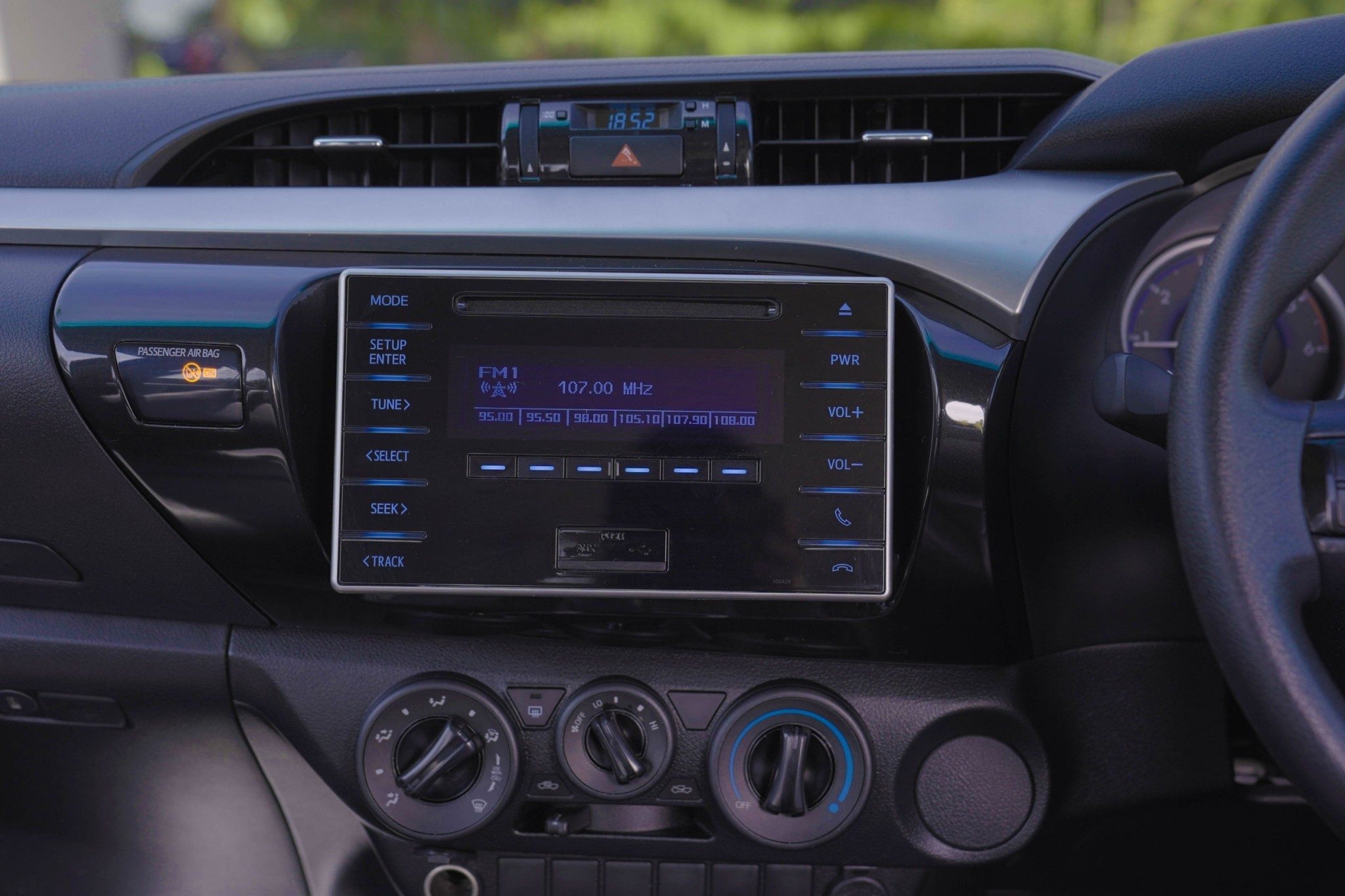 2016 TOYOTA HILUX REVO 2.4 E AT