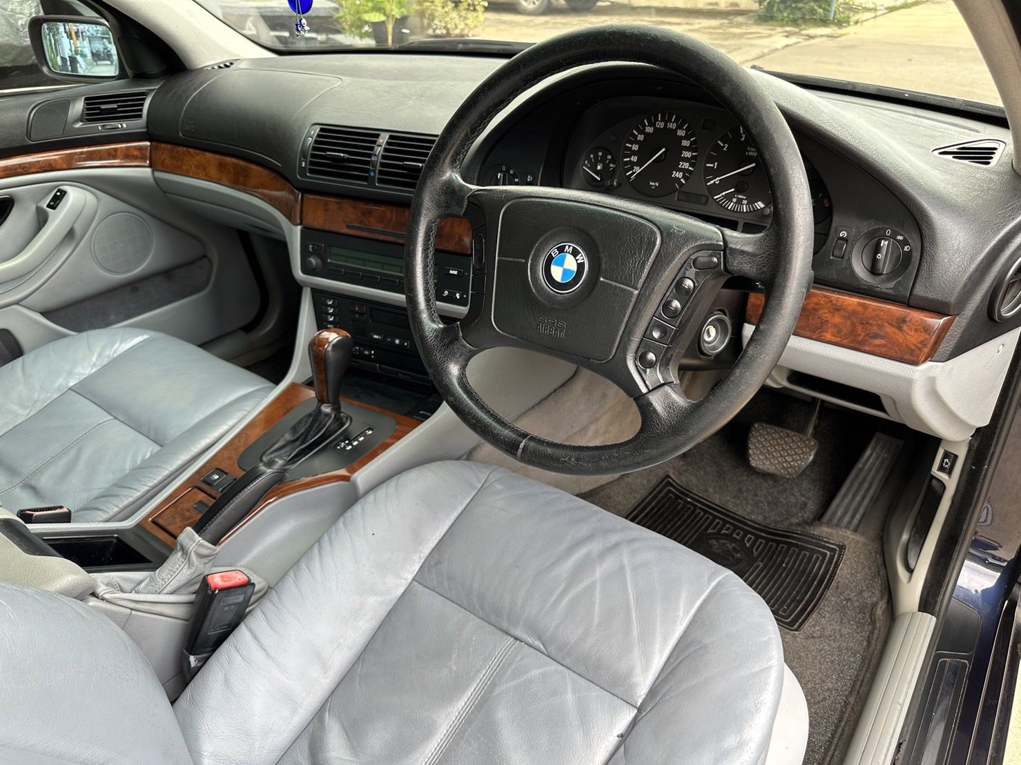 2001 BMW 523ia