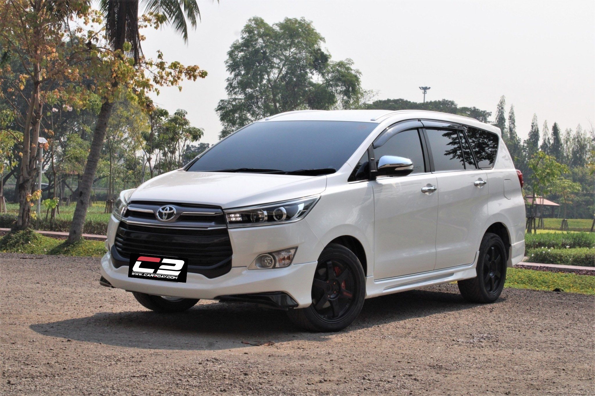 2017 TOYOTA INNOVA 2.8 V AT
