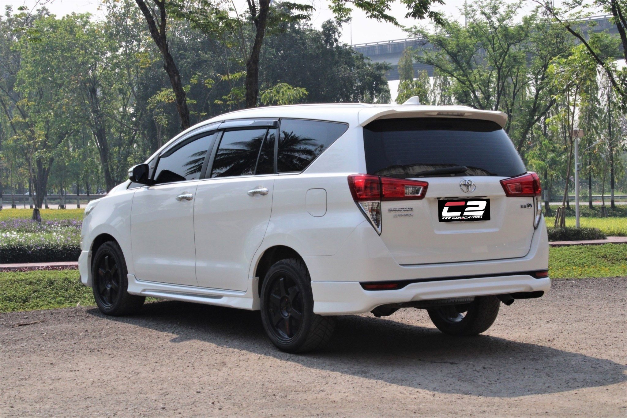 2017 TOYOTA INNOVA 2.8 V AT