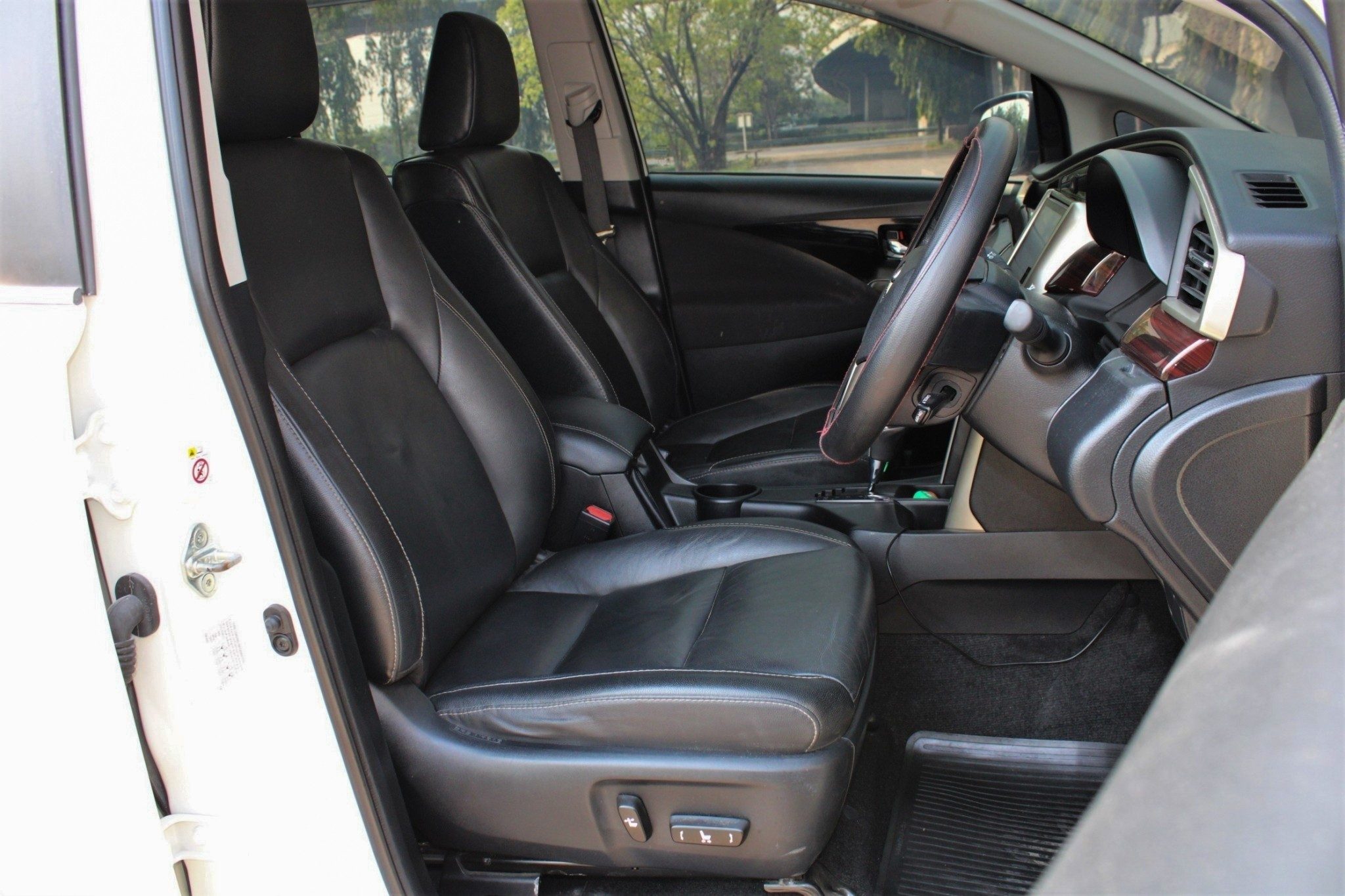2017 TOYOTA INNOVA 2.8 V AT