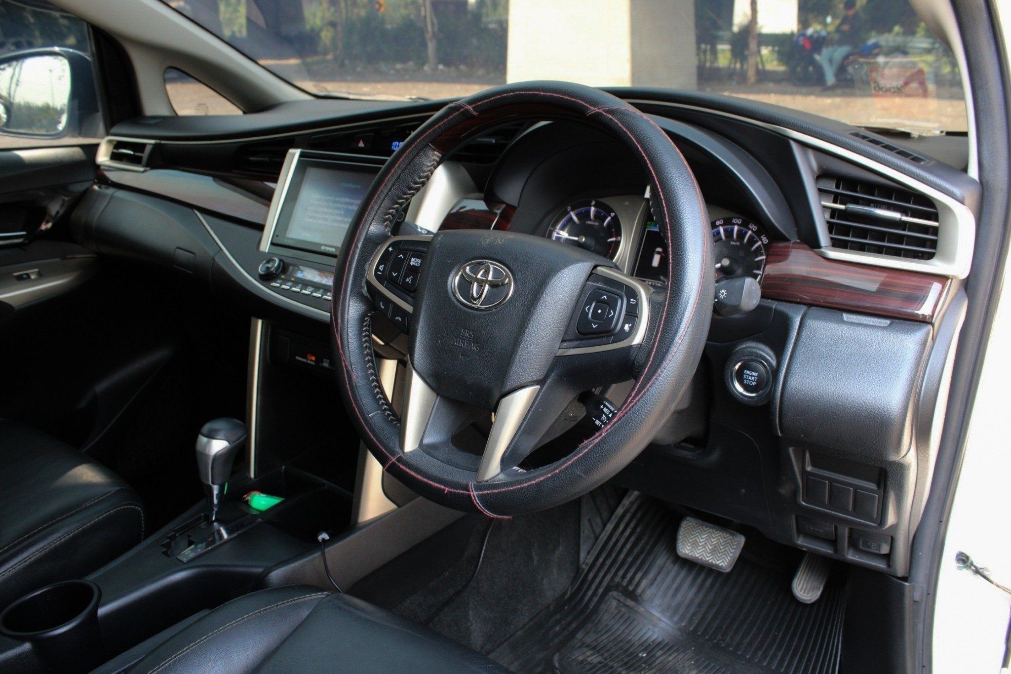2017 TOYOTA INNOVA 2.8 V AT
