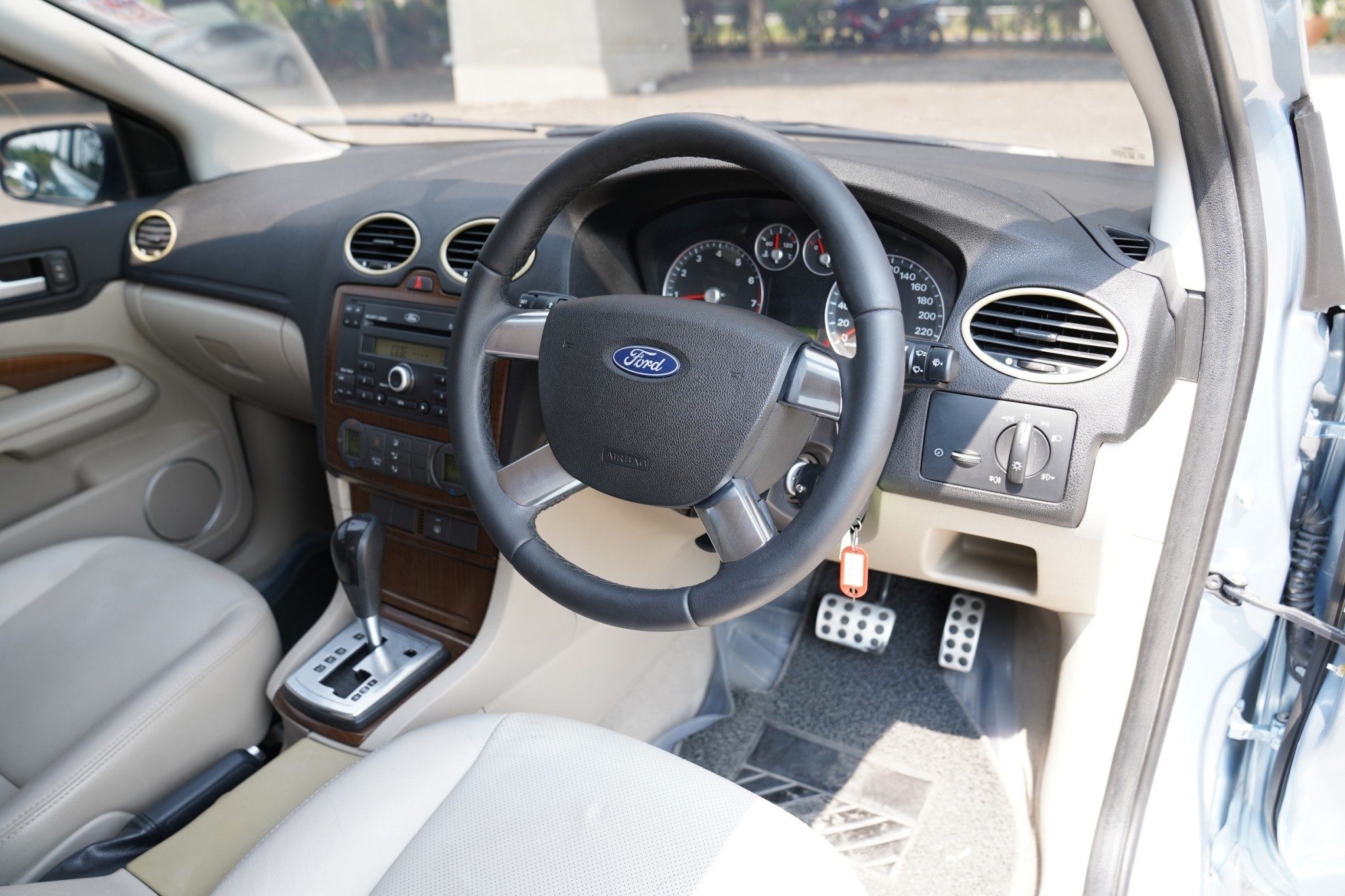 FORD FOCUS 2.0 GHIA AT