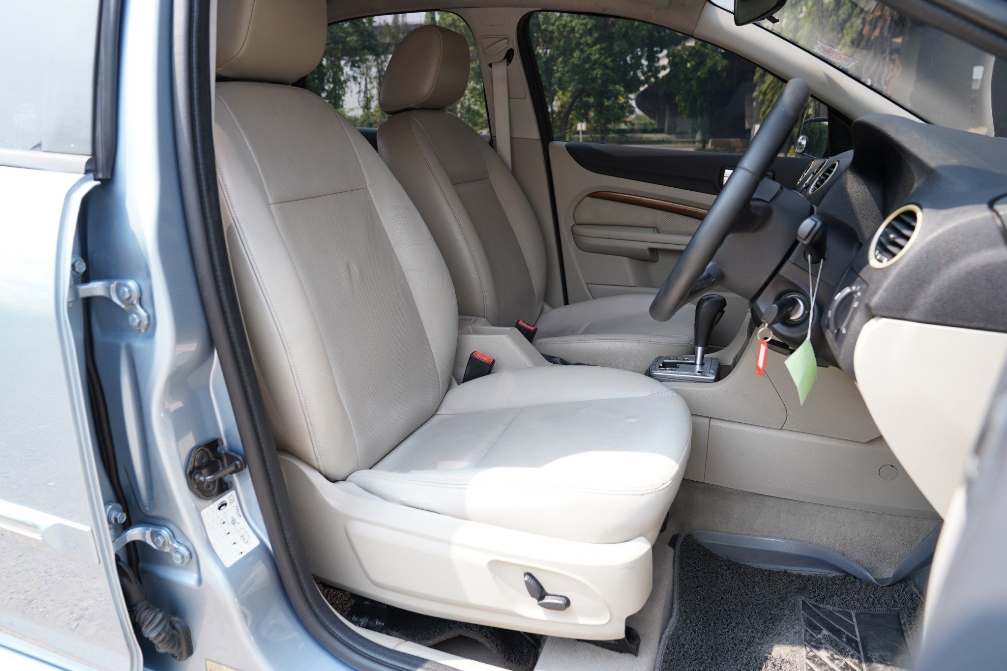 FORD FOCUS 2.0 GHIA AT