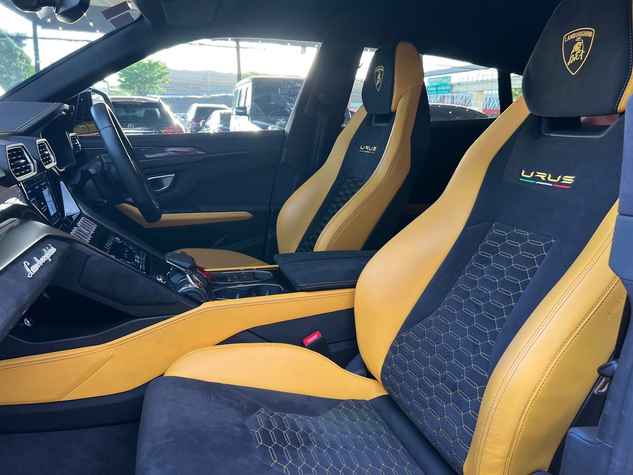 2021 Lamborghini URUS PEARL CAPSULE