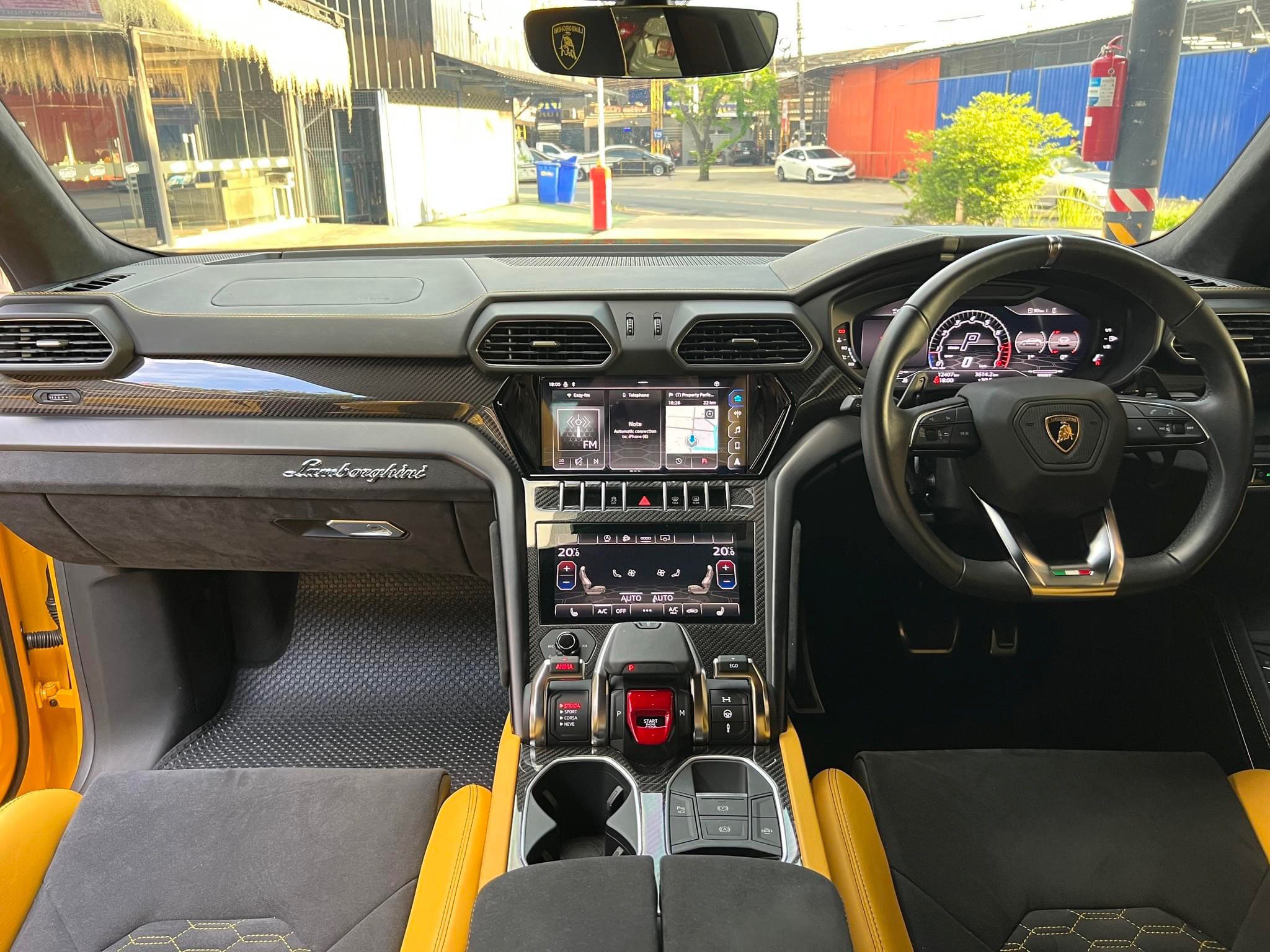 2021 Lamborghini URUS PEARL CAPSULE