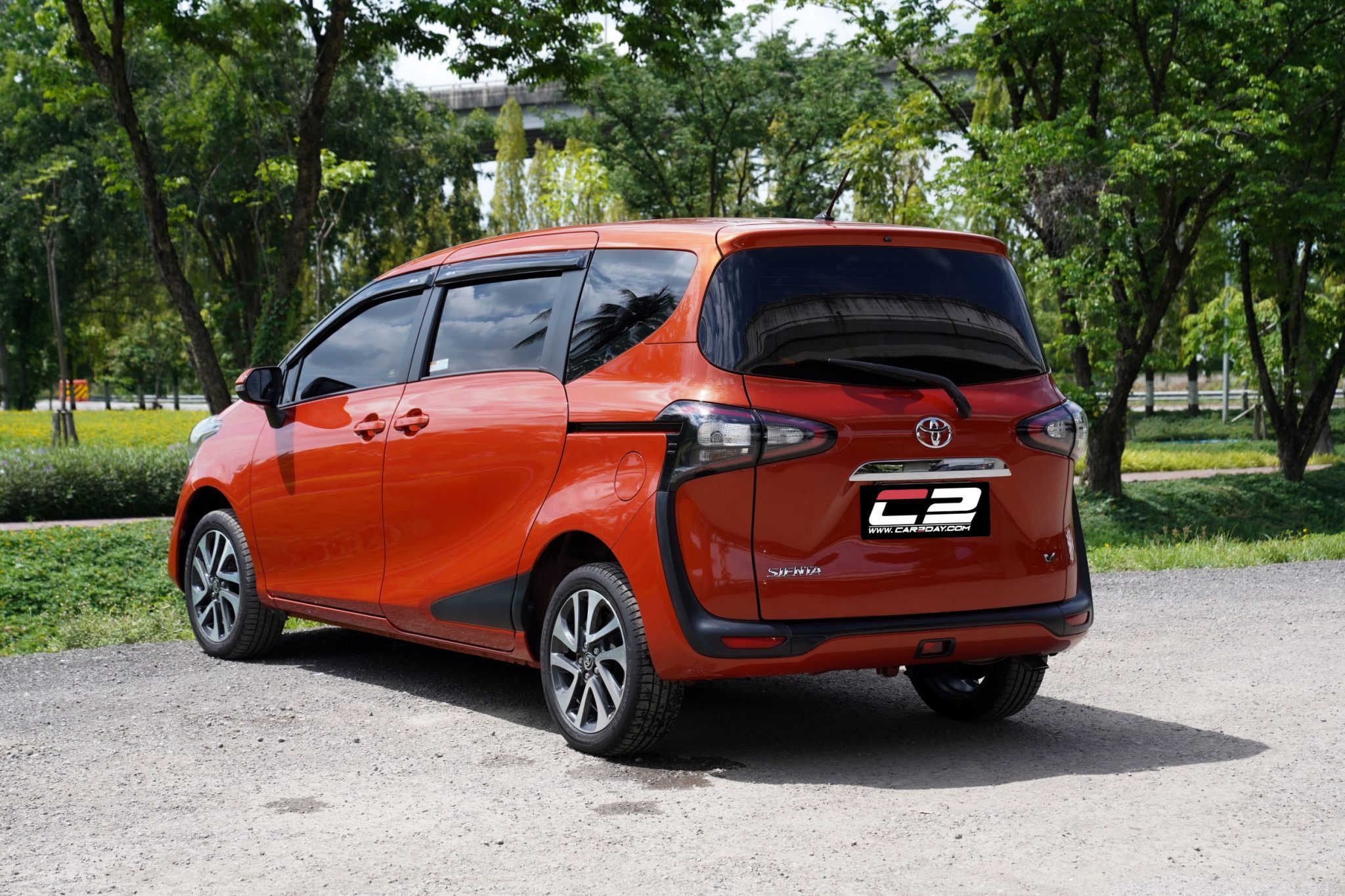 TOYOTA SIENTA 1.5 V