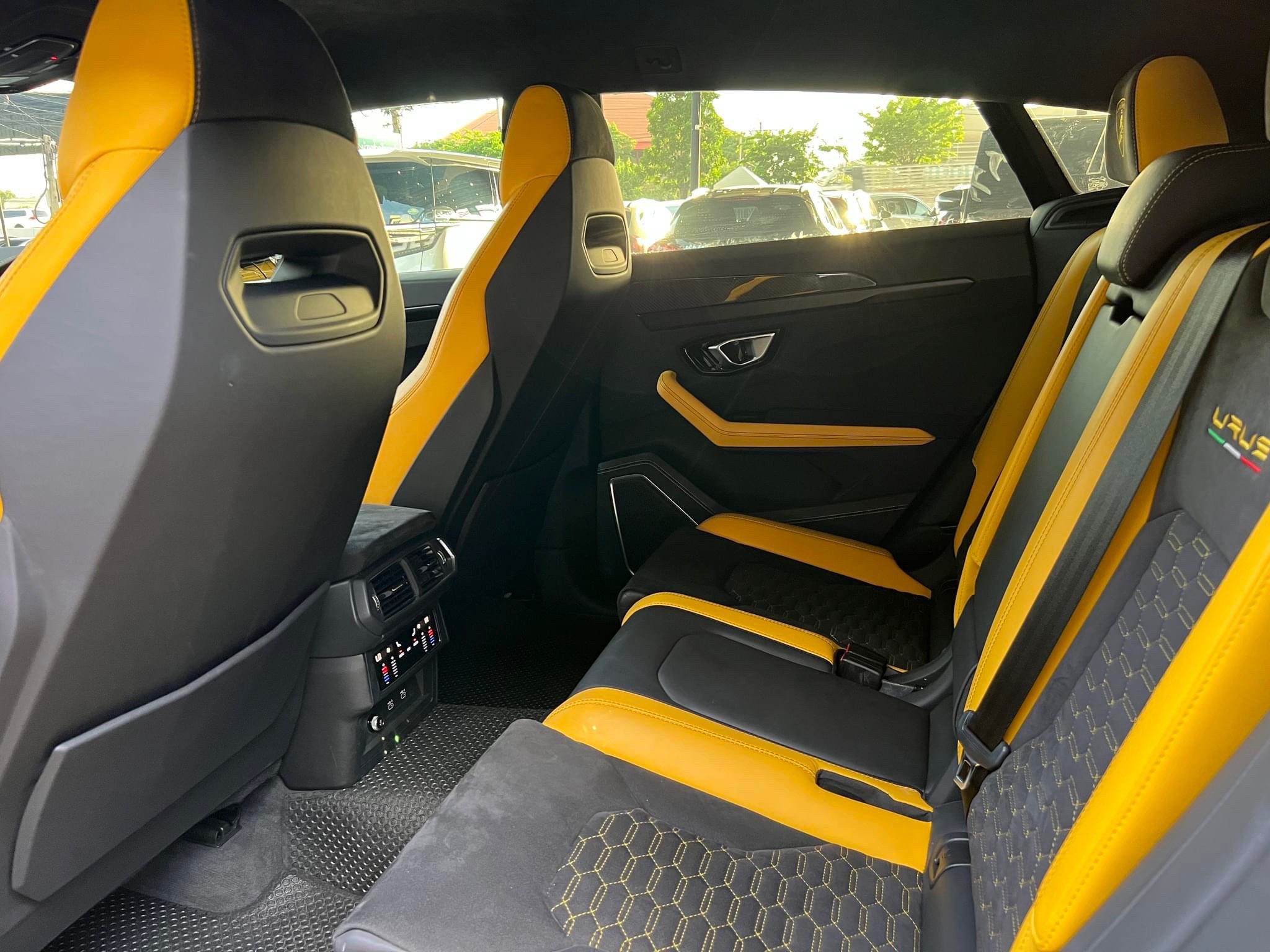 2021 Lamborghini URUS PEARL CAPSULE