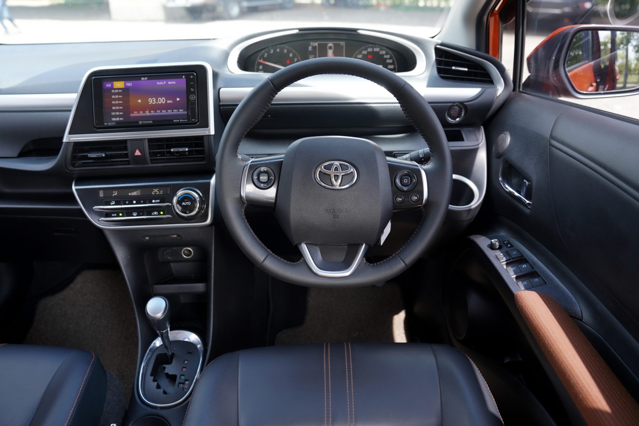 TOYOTA SIENTA 1.5 V