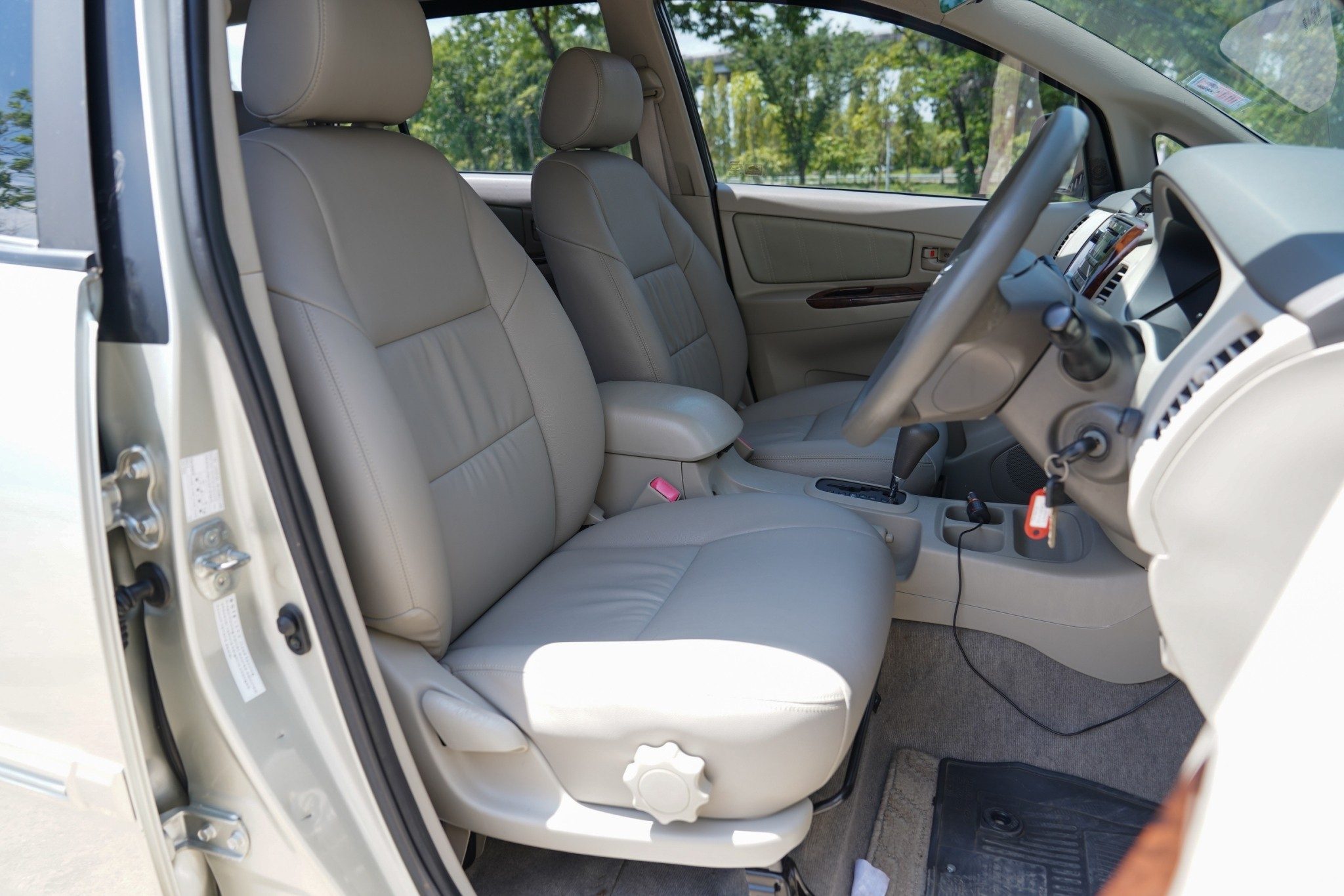 2013 TOYOTA INNOVA 2.0 G LPG AT