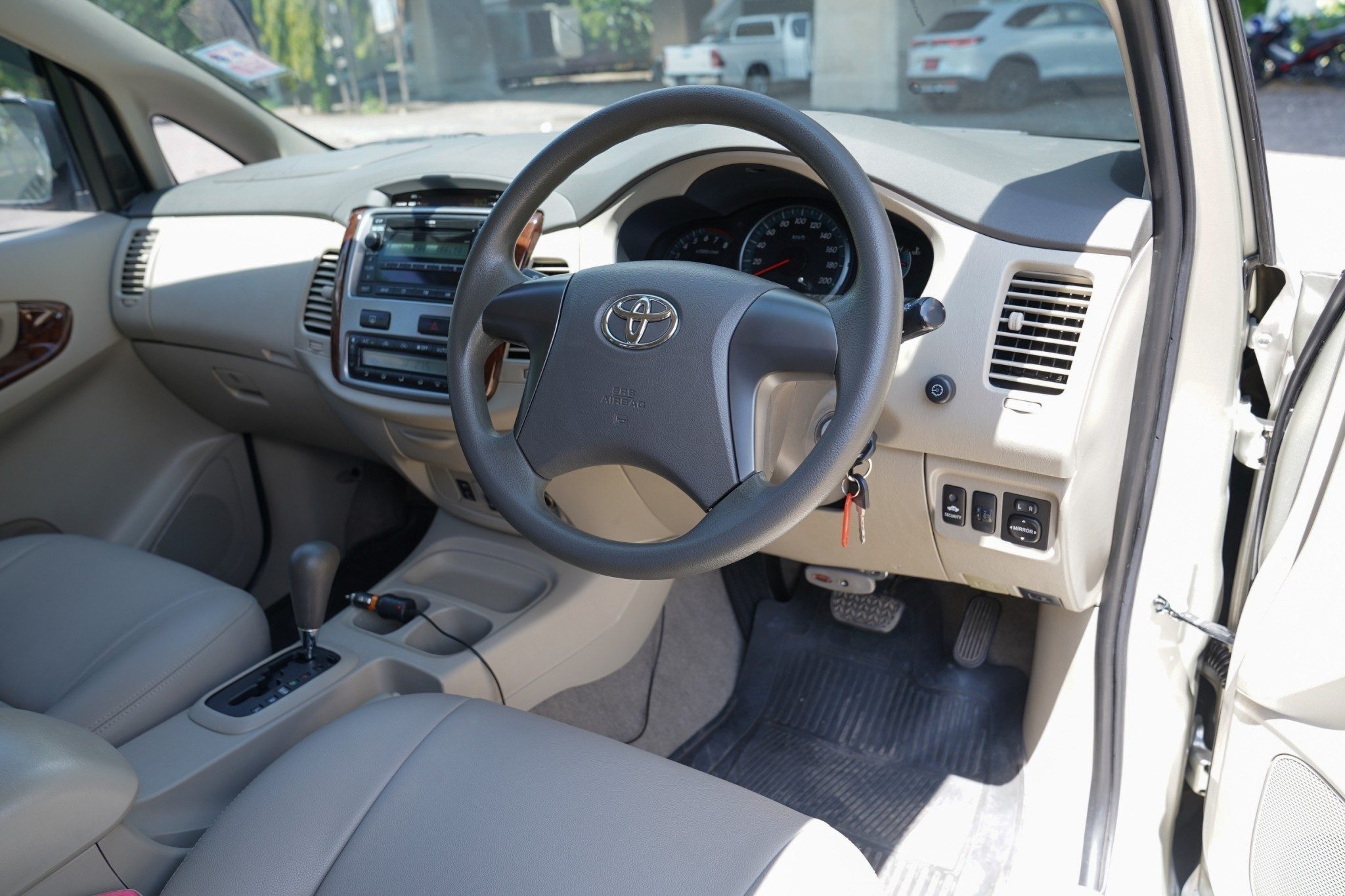 2013 TOYOTA INNOVA 2.0 G LPG AT