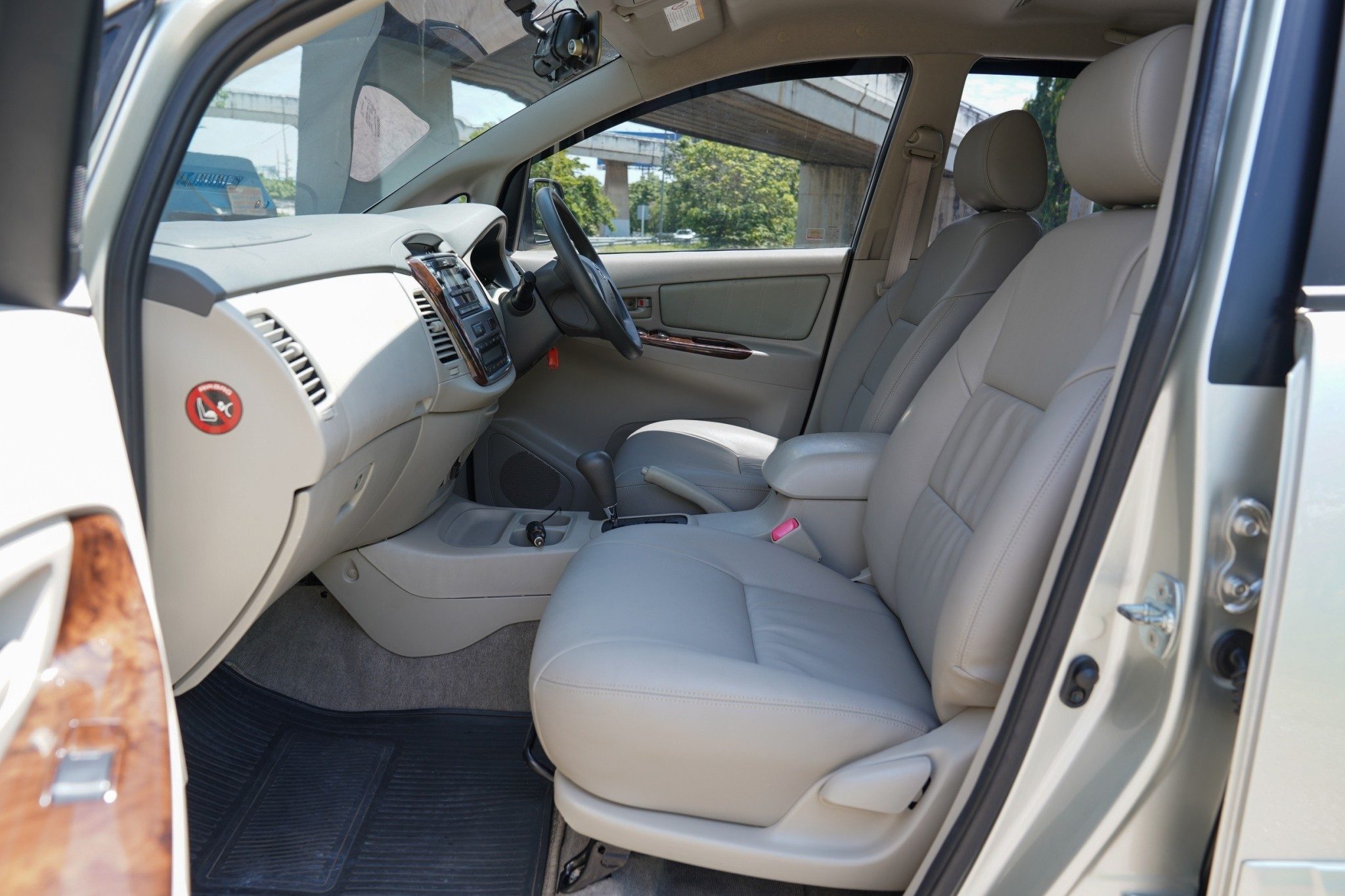 2013 TOYOTA INNOVA 2.0 G LPG AT