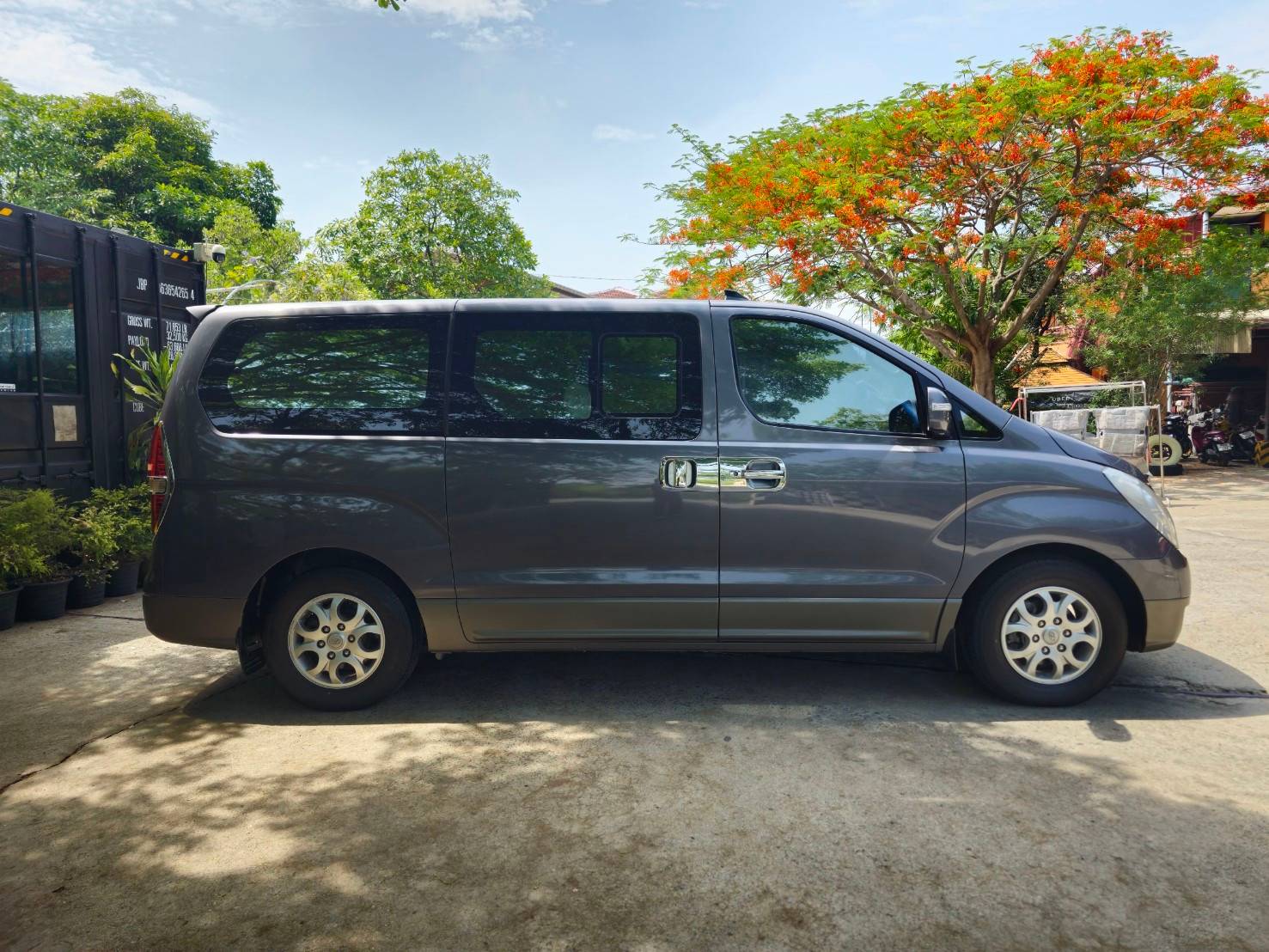 2011 HYUNDAI H1 DELUXE 2.5