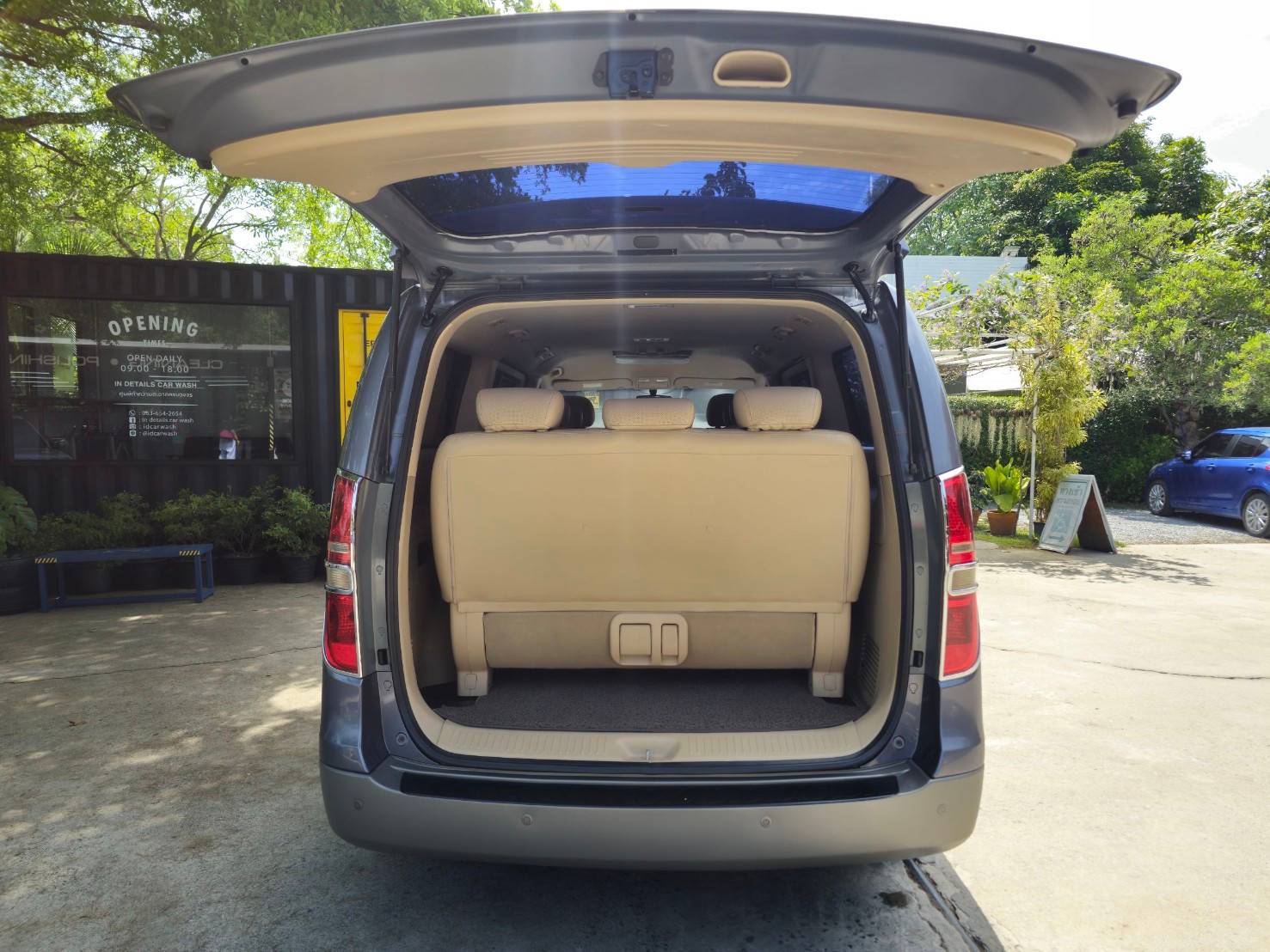 2011 HYUNDAI H1 DELUXE 2.5