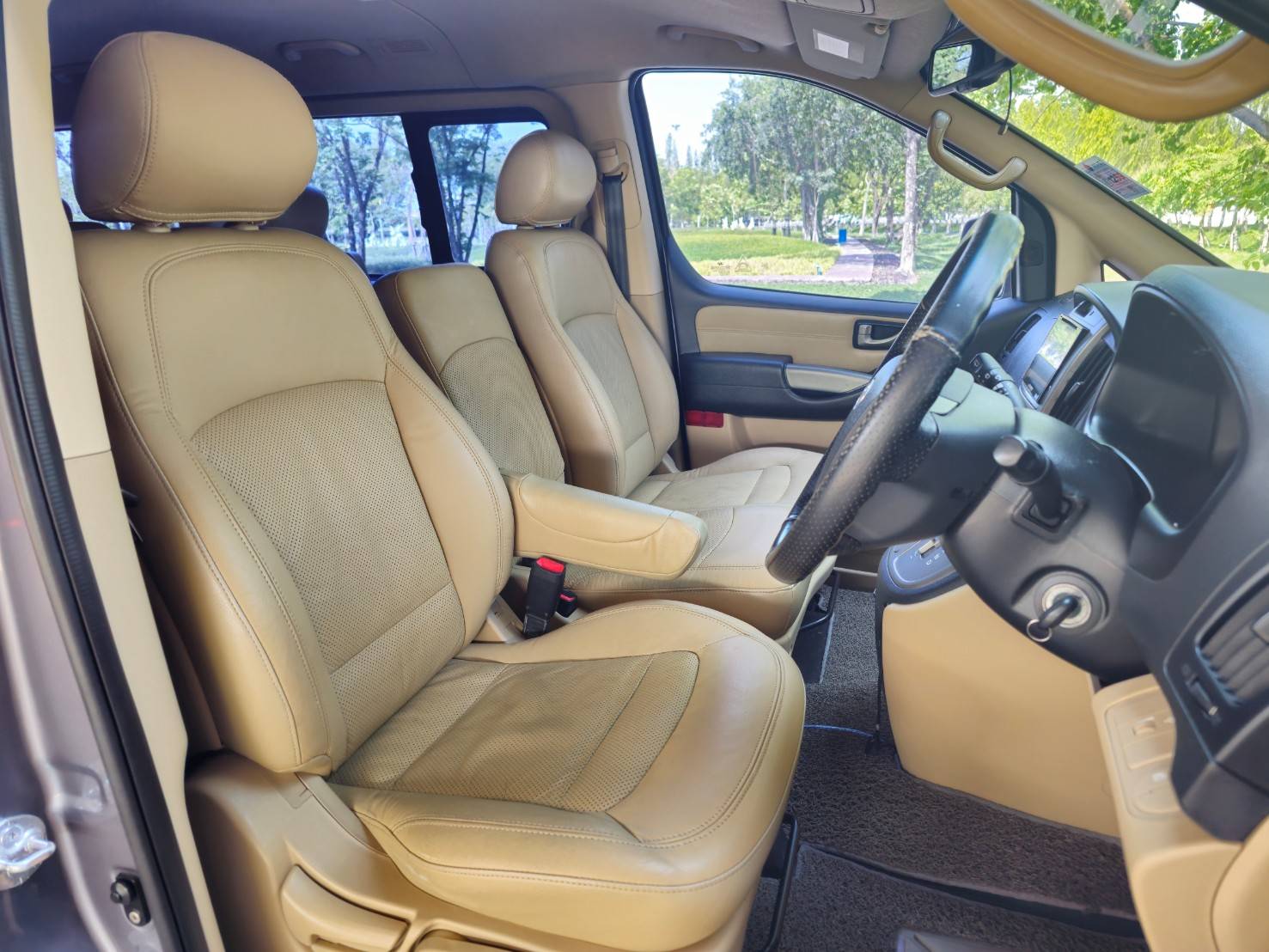 2011 HYUNDAI H1 DELUXE 2.5