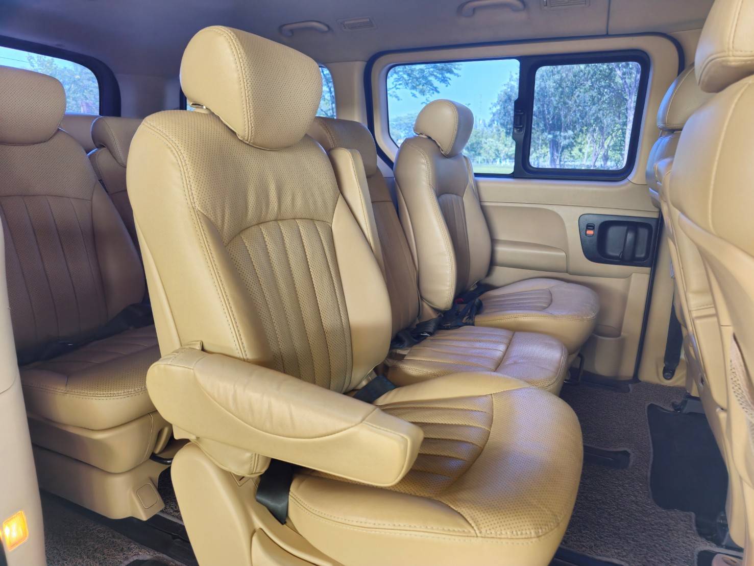 2011 HYUNDAI H1 DELUXE 2.5
