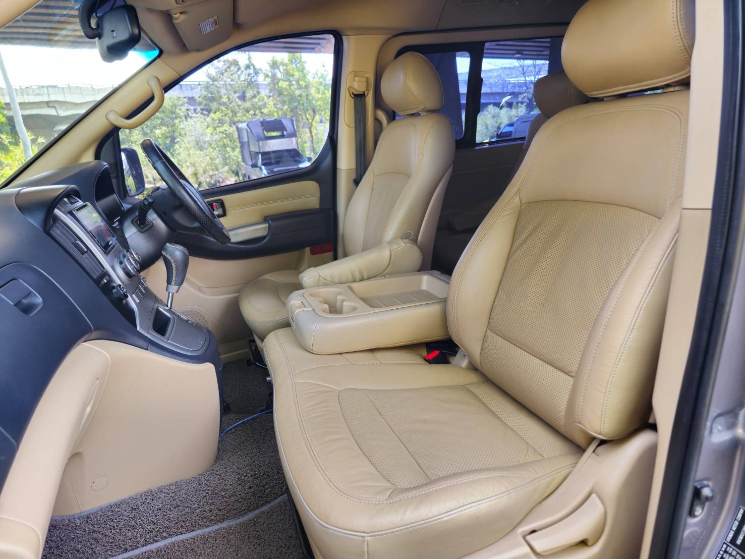 2011 HYUNDAI H1 DELUXE 2.5