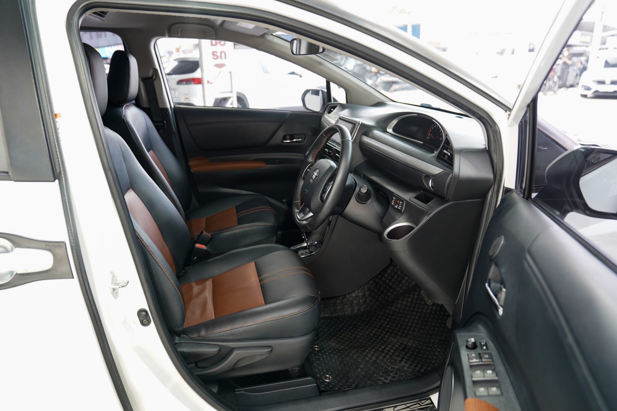2017 TOYOTA SIENTA 1.5 V AT