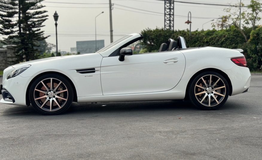 2017 Mercedes-BENZ AMG SLC43