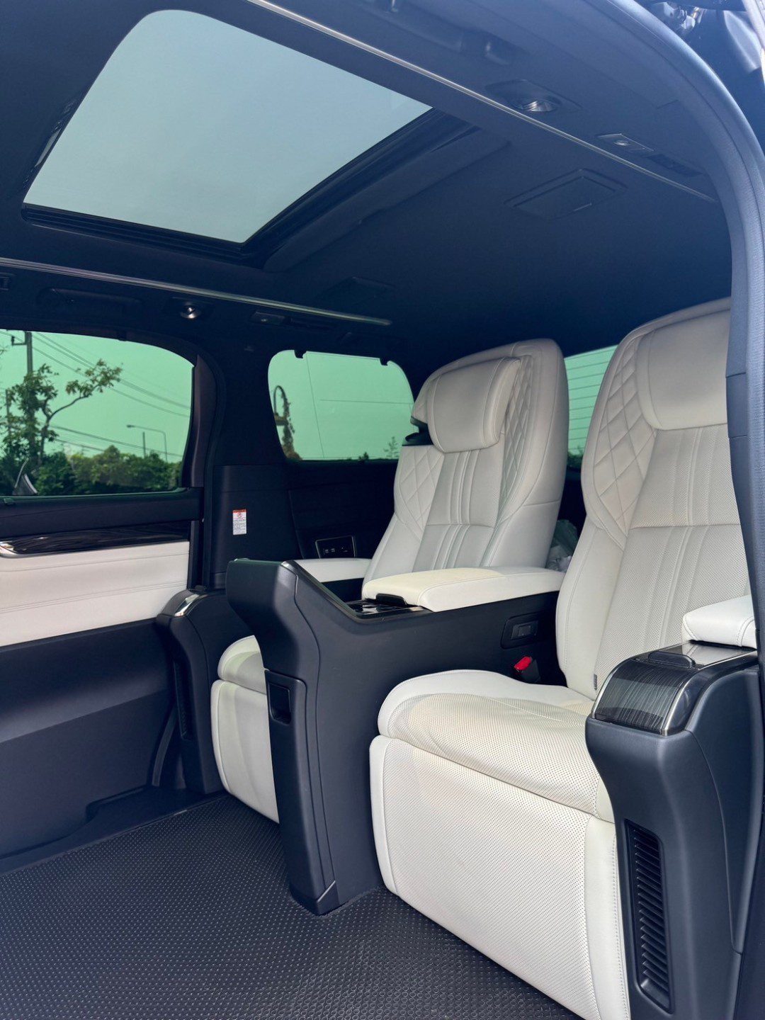 2021 Lexus LM300h (Executive 4 Seats)