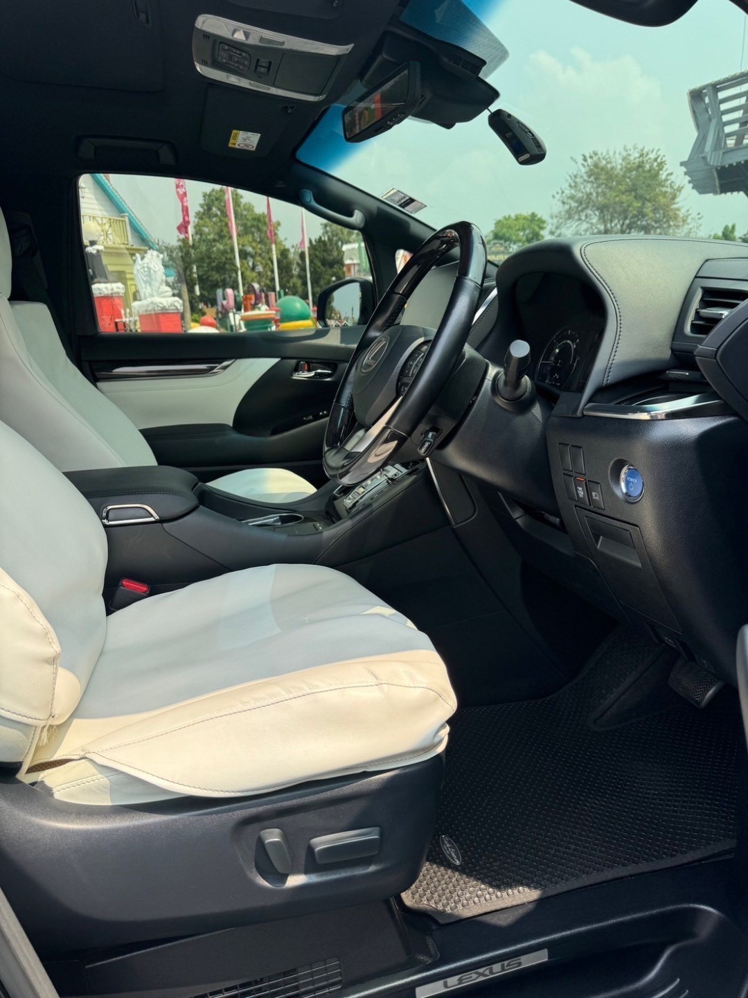 2021 Lexus LM300h (Executive 4 Seats)