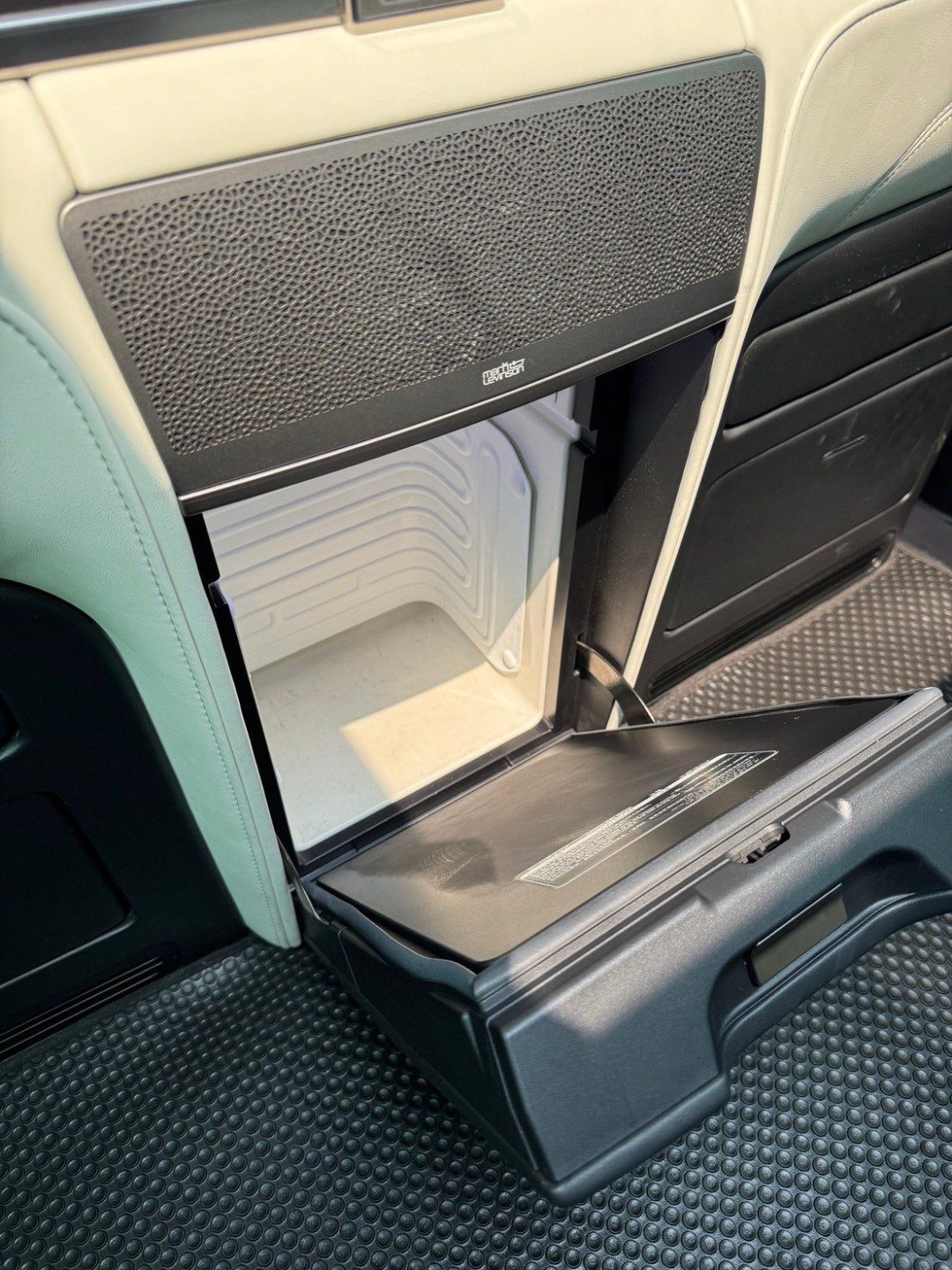 2021 Lexus LM300h (Executive 4 Seats)