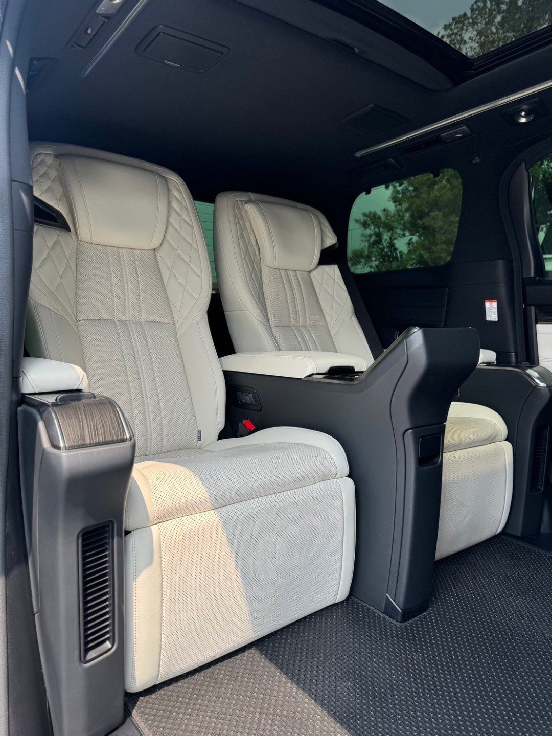 2021 Lexus LM300h (Executive 4 Seats)