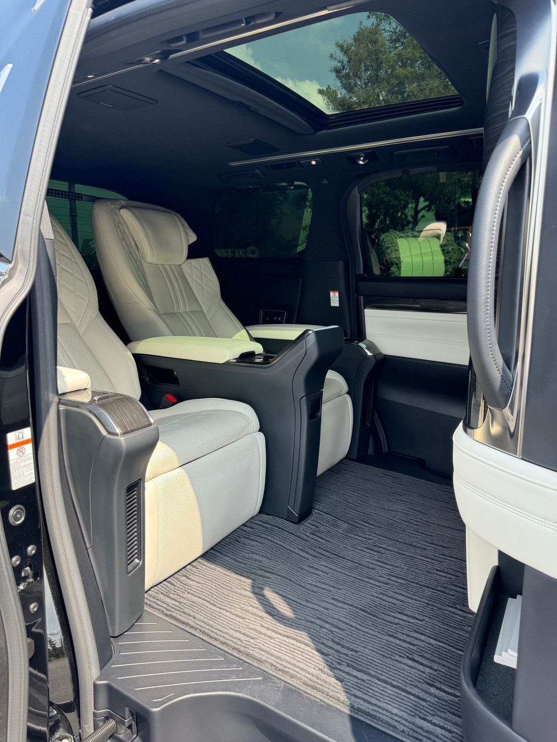 2020 Lexus LM300h (Executive 4 Seats)