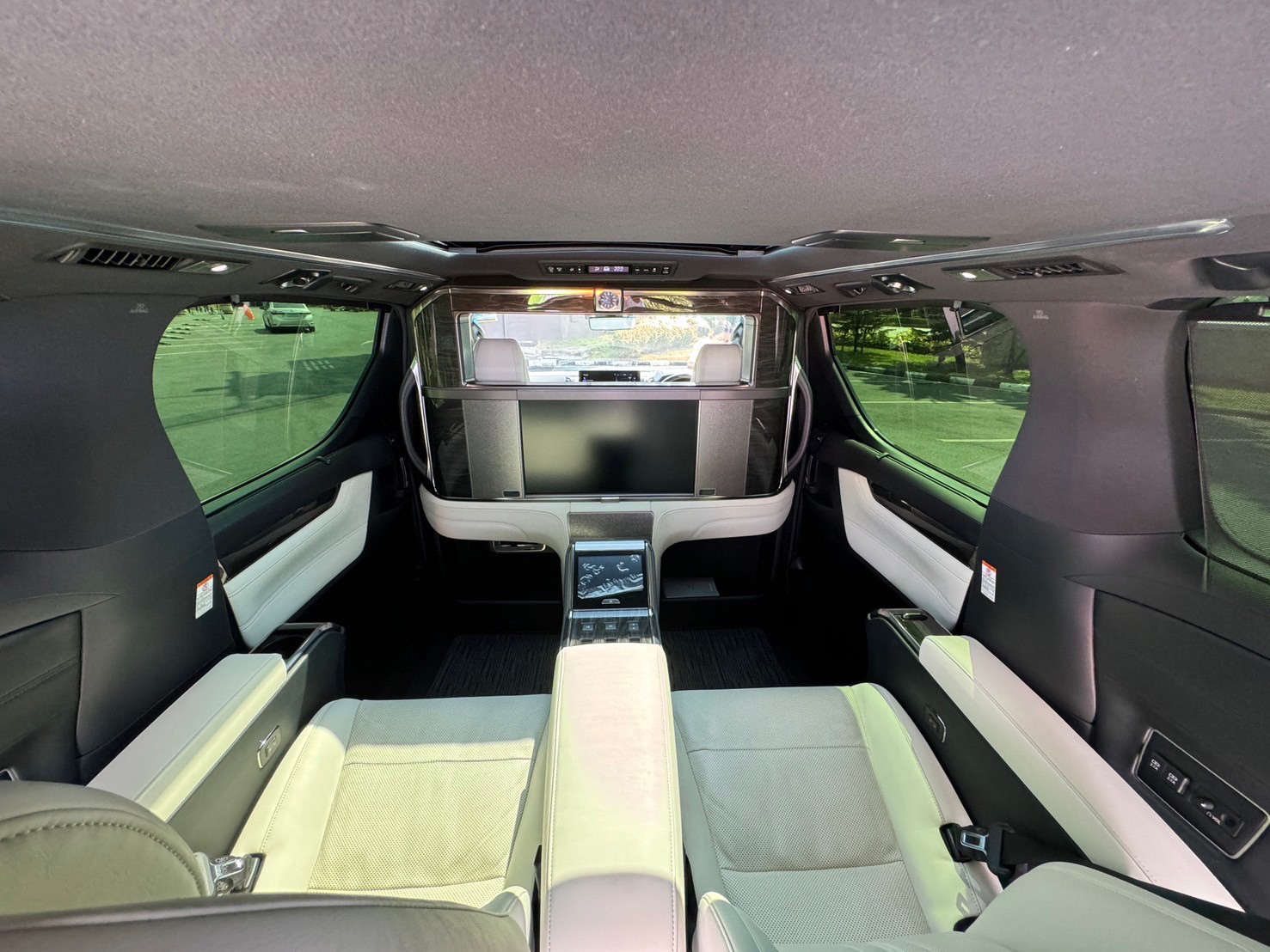 2020 Lexus LM300h (Executive 4 Seats)