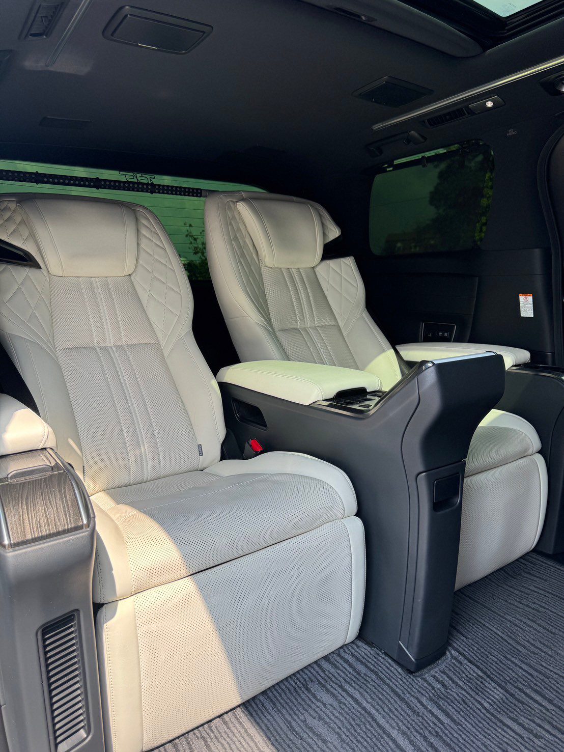 2020 Lexus LM300h (Executive 4 Seats)