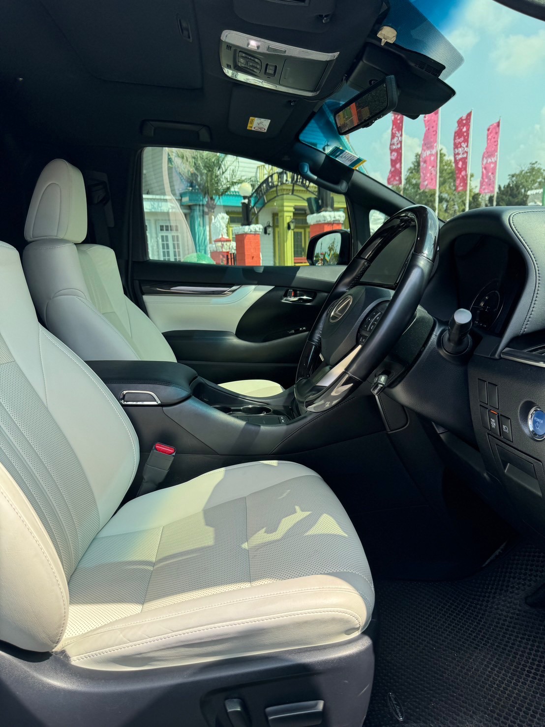 2020 Lexus LM300h (Executive 4 Seats)