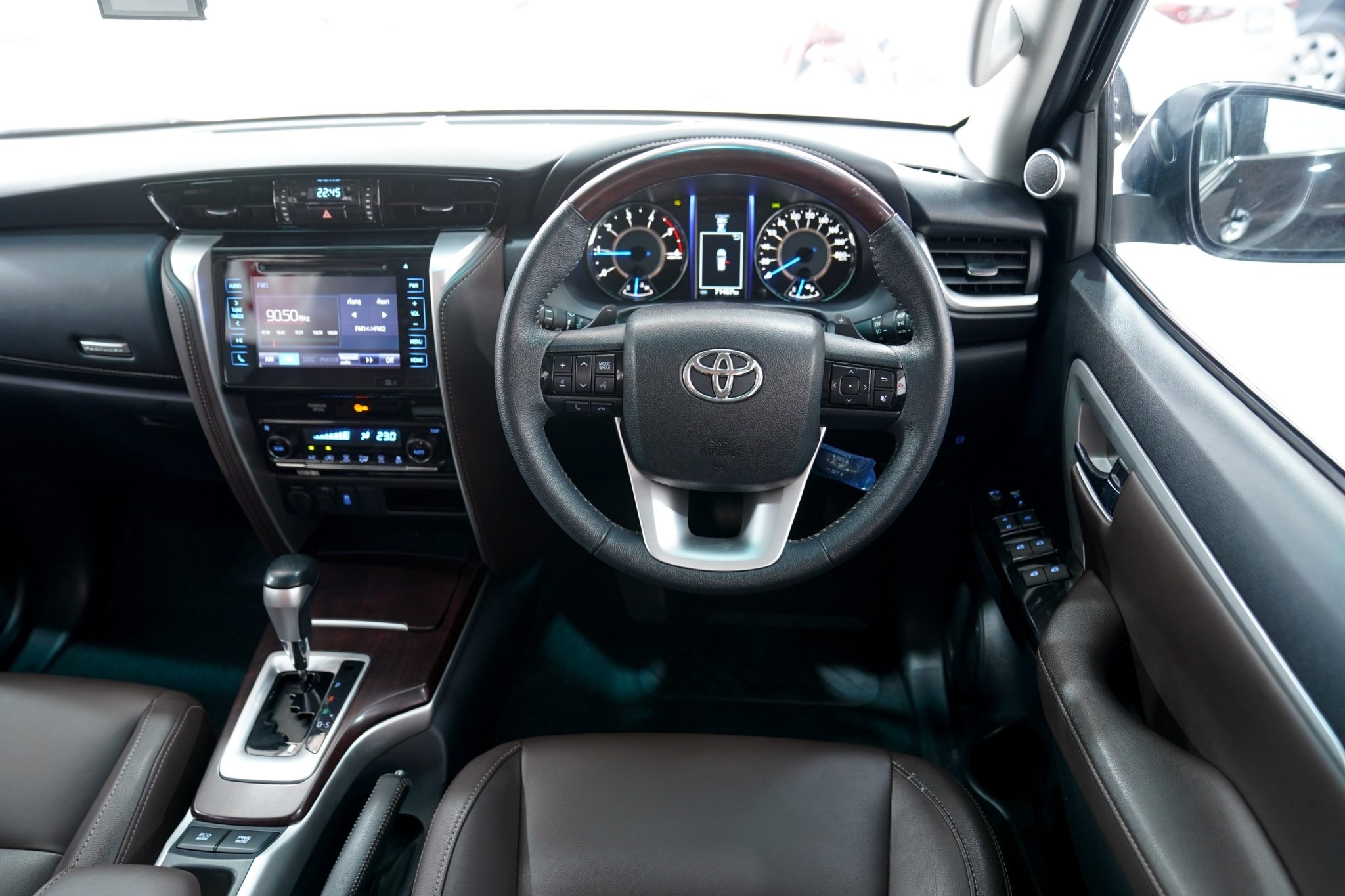 2015 TOYOTA FORTUNER 2.8 V AT