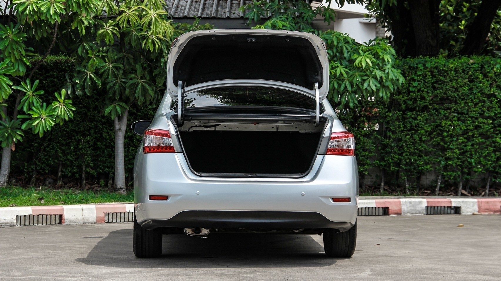 2012 NISSAN SYLPHY 1.6 E