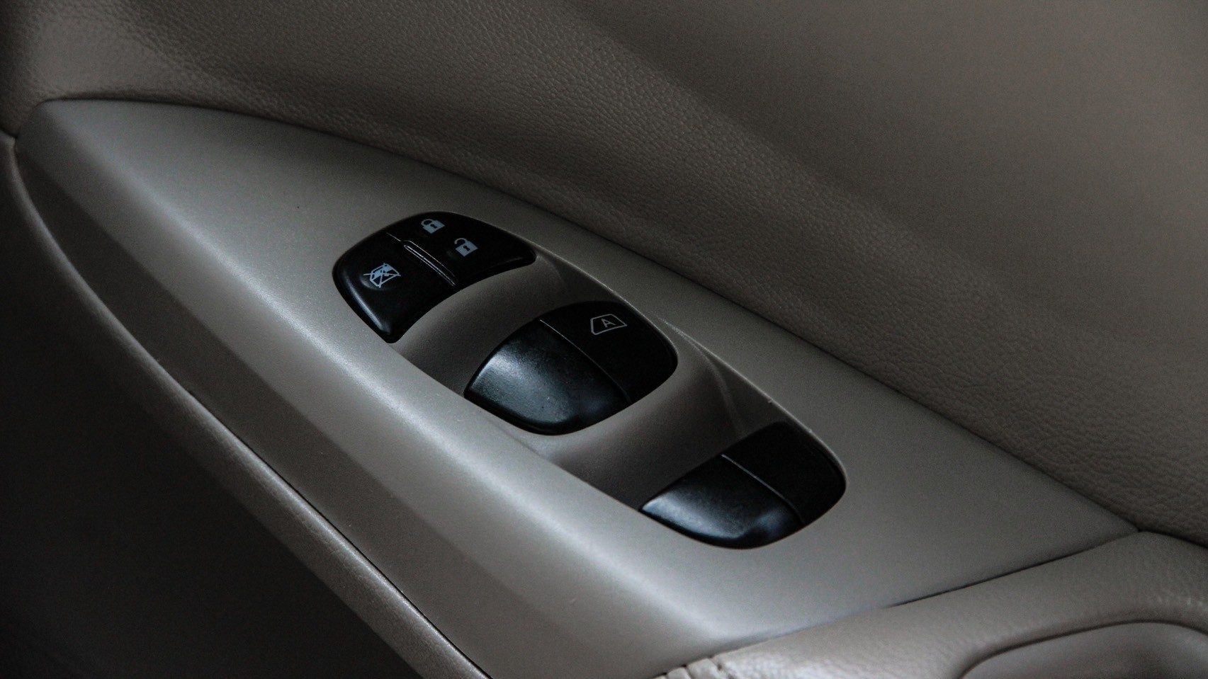 2012 NISSAN SYLPHY 1.6 E