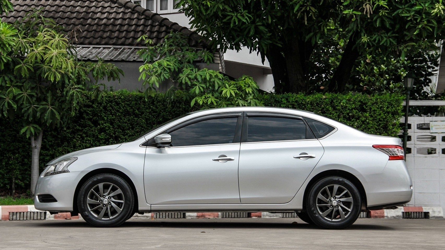 2012 NISSAN SYLPHY 1.6 E