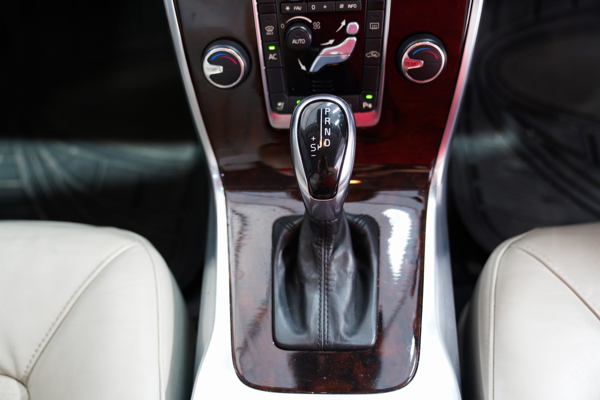 2014 VOLVO S80 2.0 T4 AT