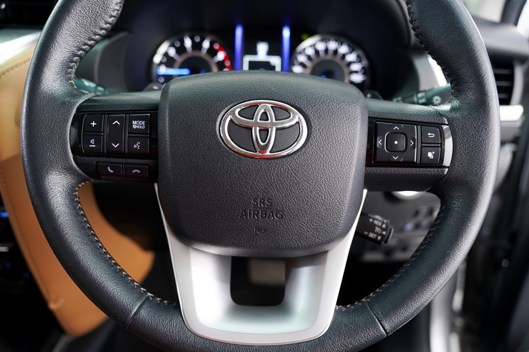 2015 TOYOTA FORTUNER 2.8 V AT/4WD