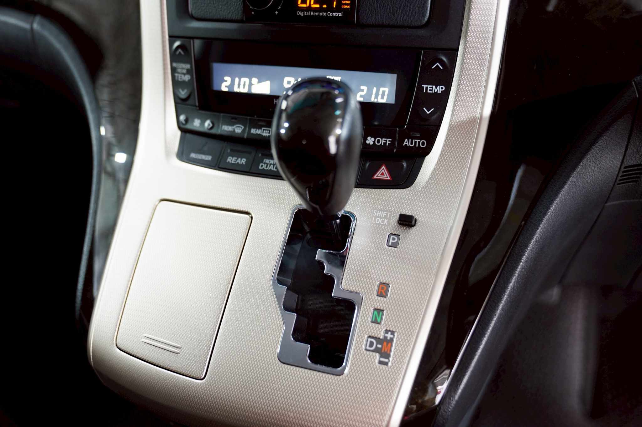 2014 TOYOTA VELLFIRE 2.4 V AT