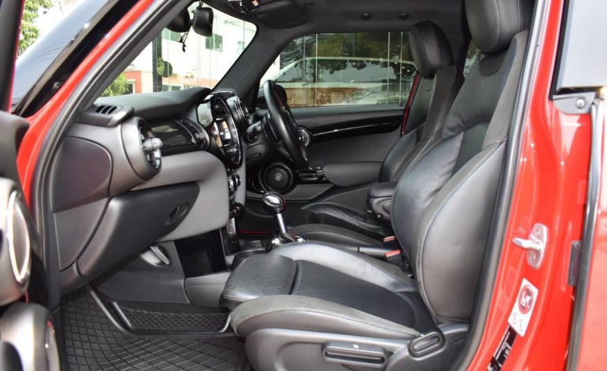 2015 Mini Cooper S 5-Turer JCW Look