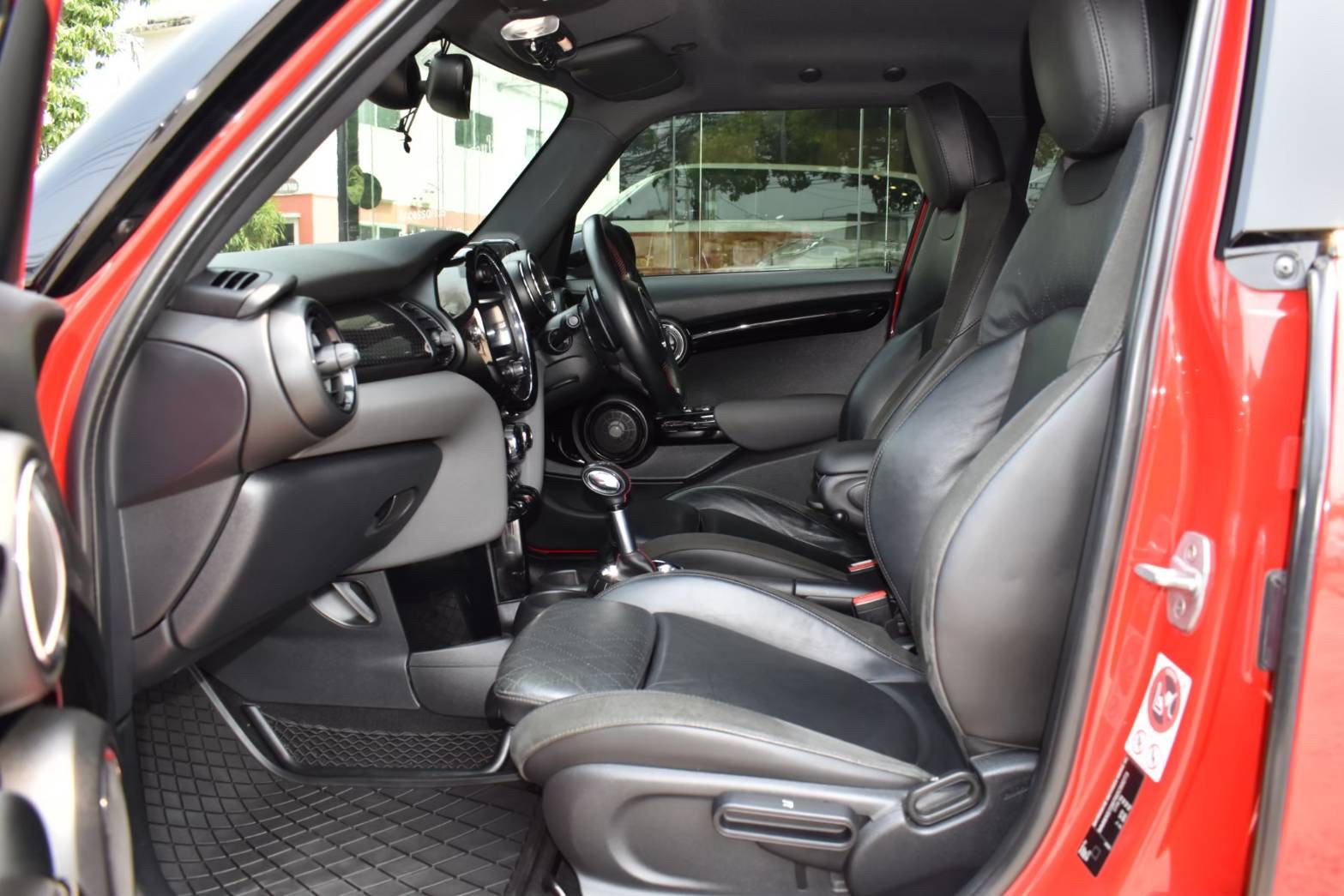 2015 Mini Cooper S 5-Turer JCW Look