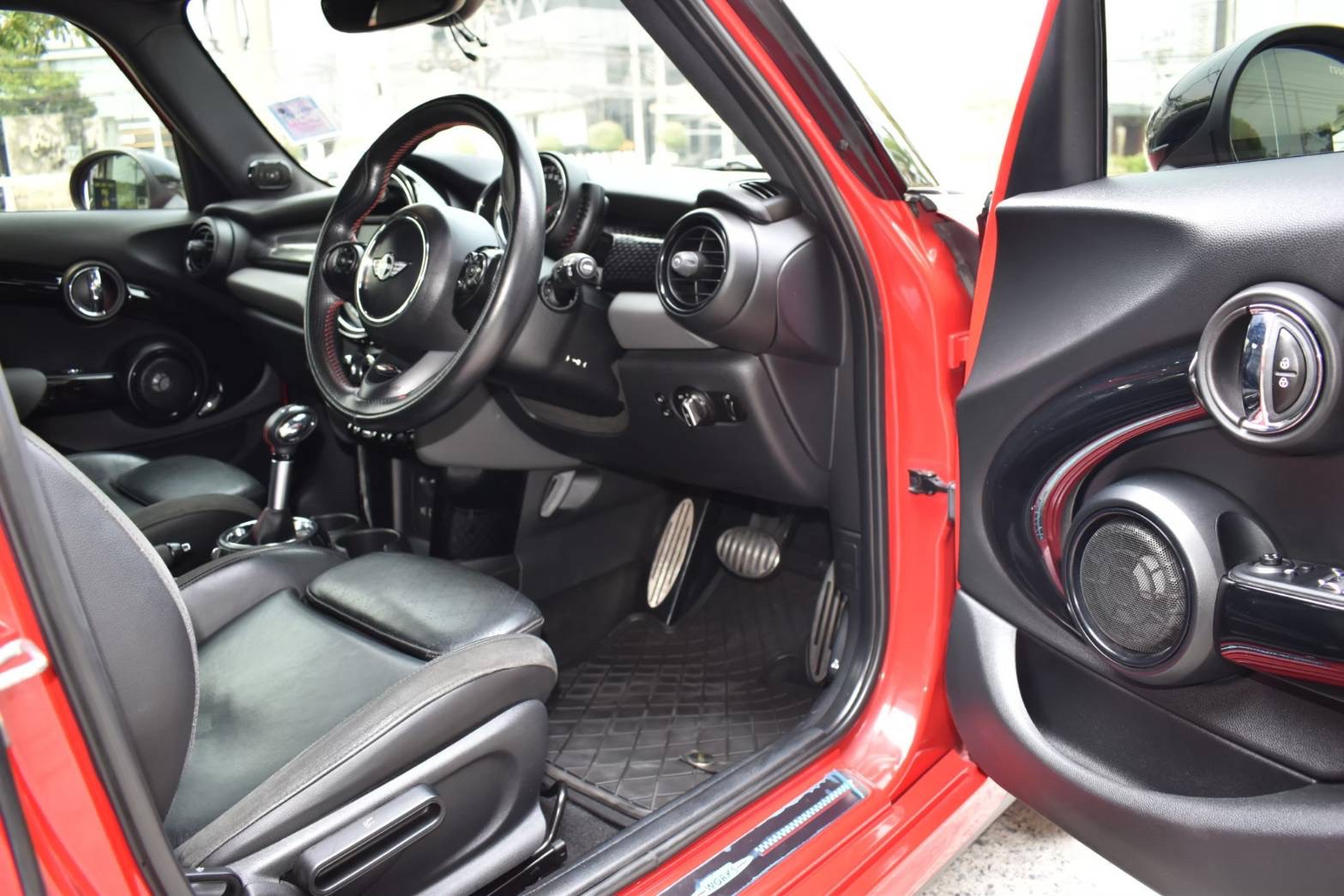 2015 Mini Cooper S 5-Turer JCW Look