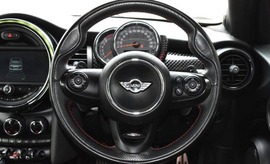 2015 Mini Cooper S 5-Turer JCW Look