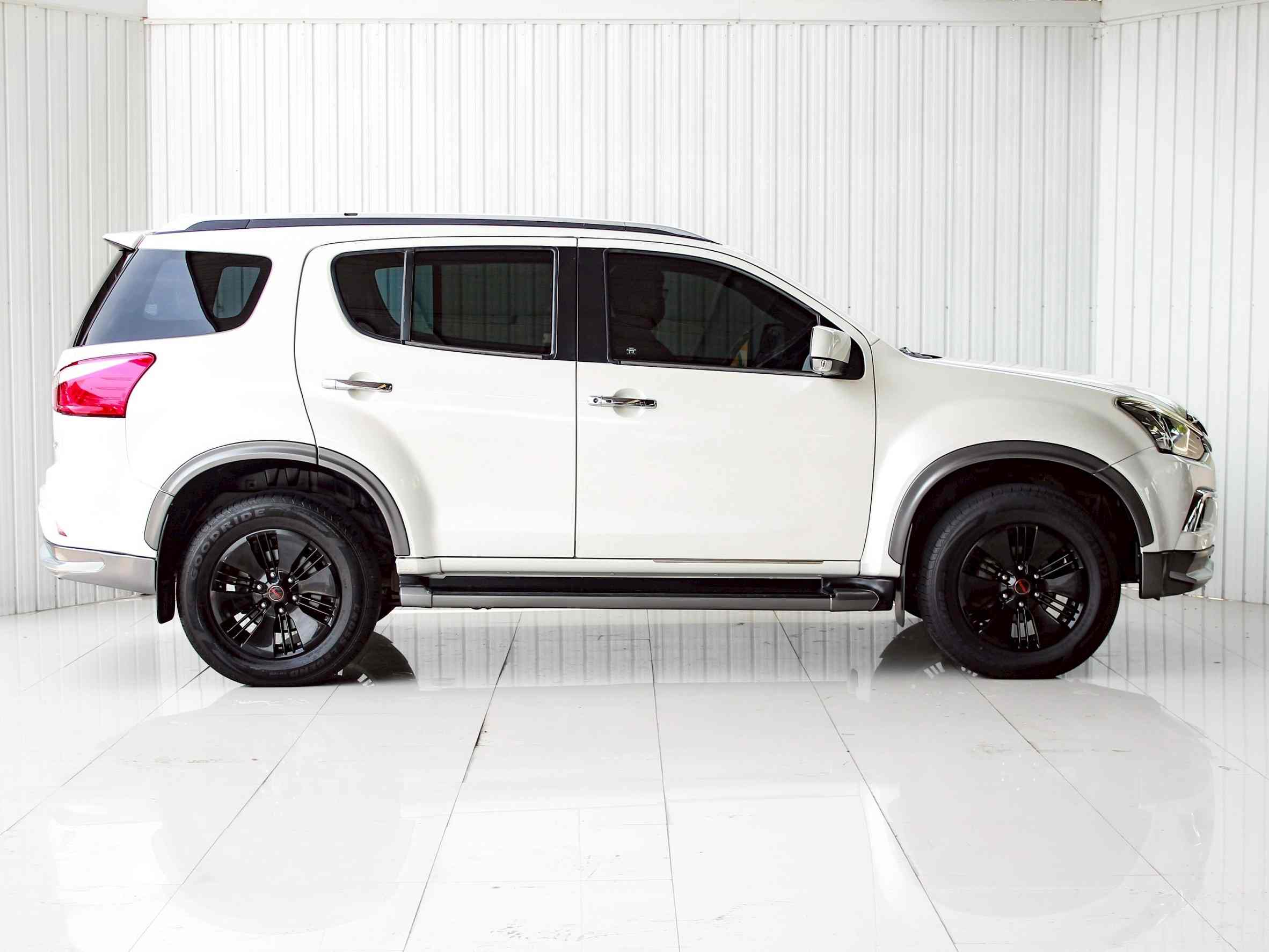 2019 ISUZU MUX 1.9 (DVD Navi