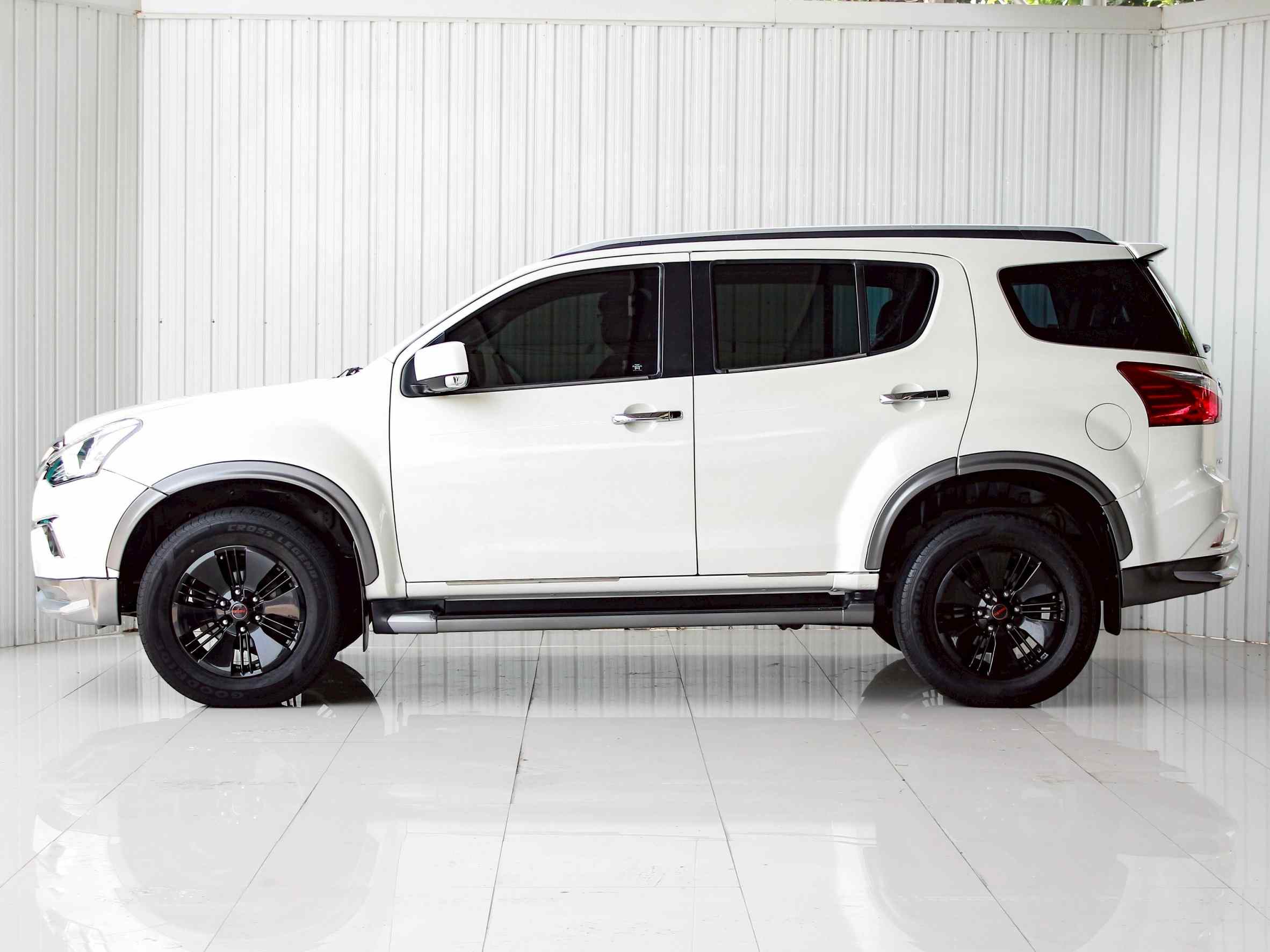 2019 ISUZU MUX 1.9 (DVD Navi