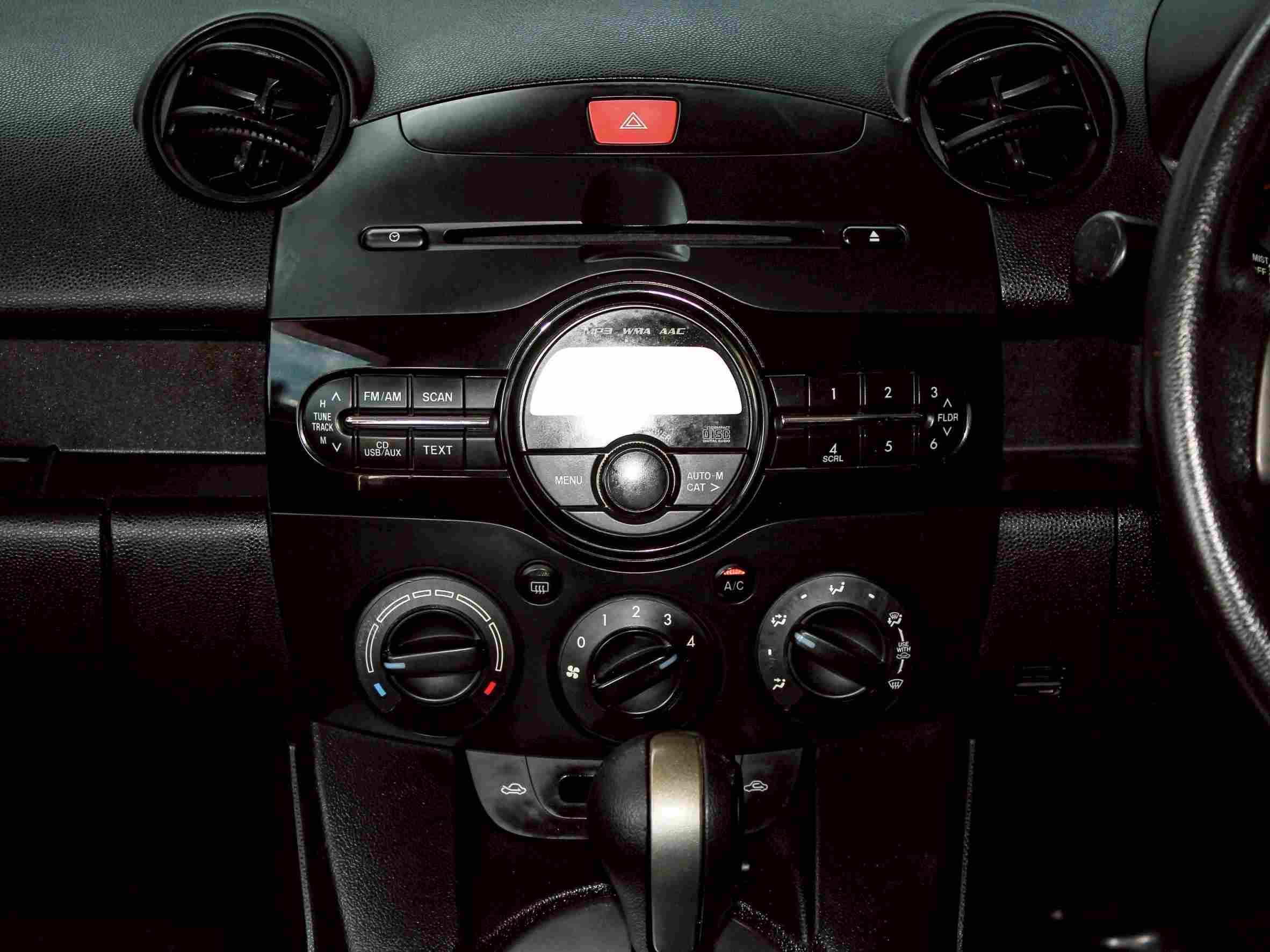 2012 MAZDA MAZDA2 1.5 Spirit