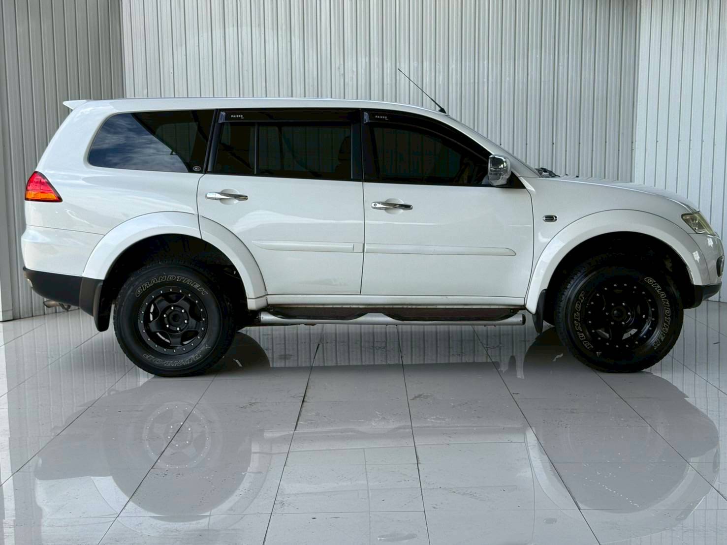 2013 MITSUBISHI PAJERO SPORT 2.5 GLS