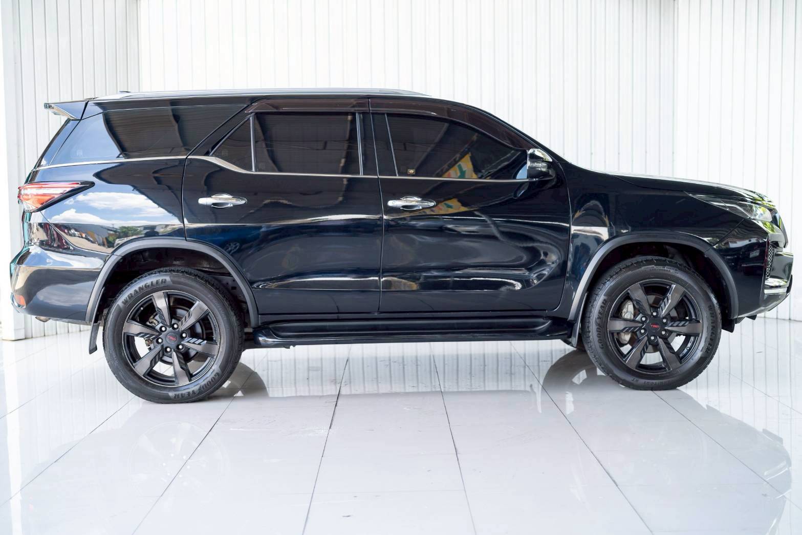 2021 TOYOTA FORTUNER 2.4V Leader 2WD