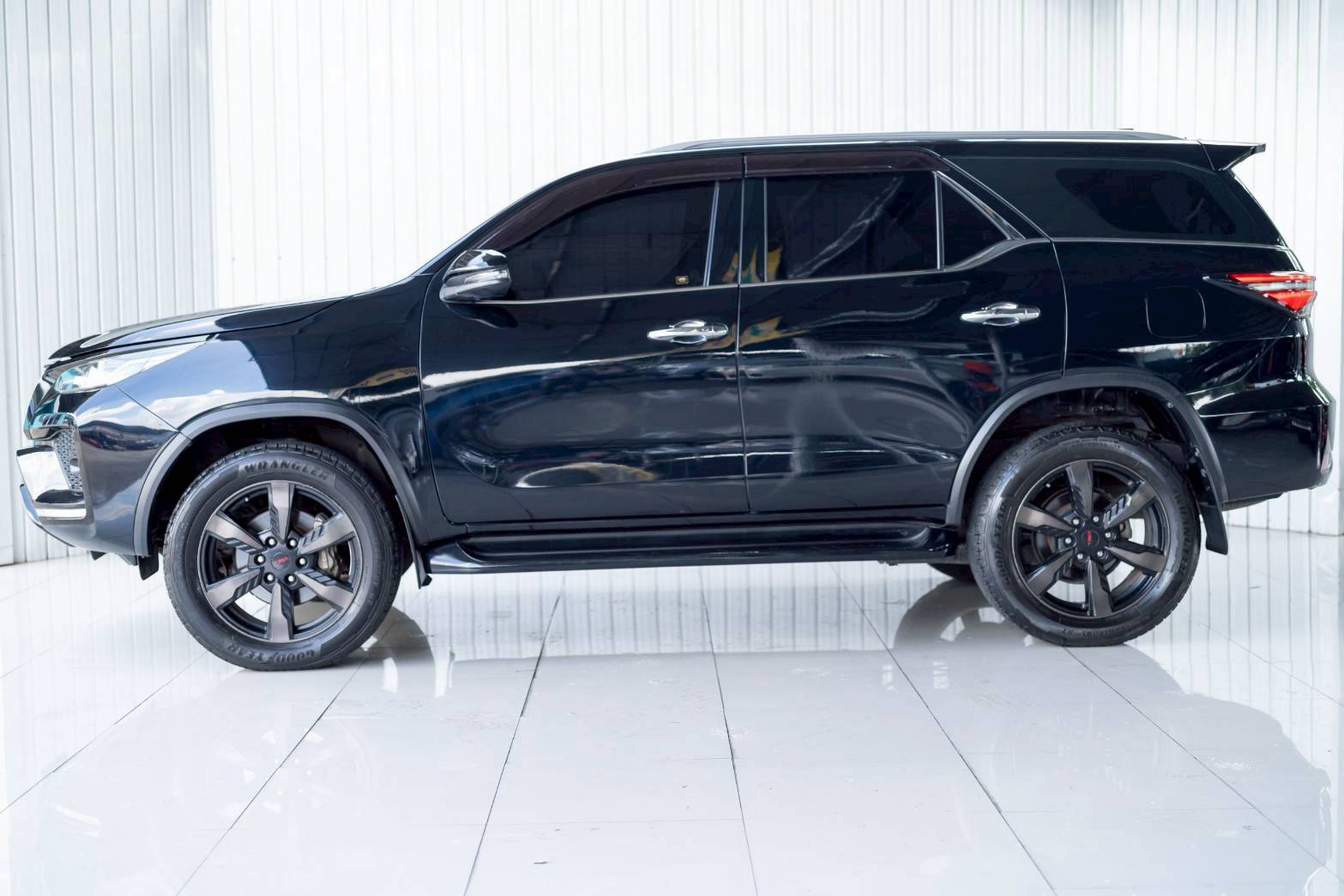 2021 TOYOTA FORTUNER 2.4V Leader 2WD