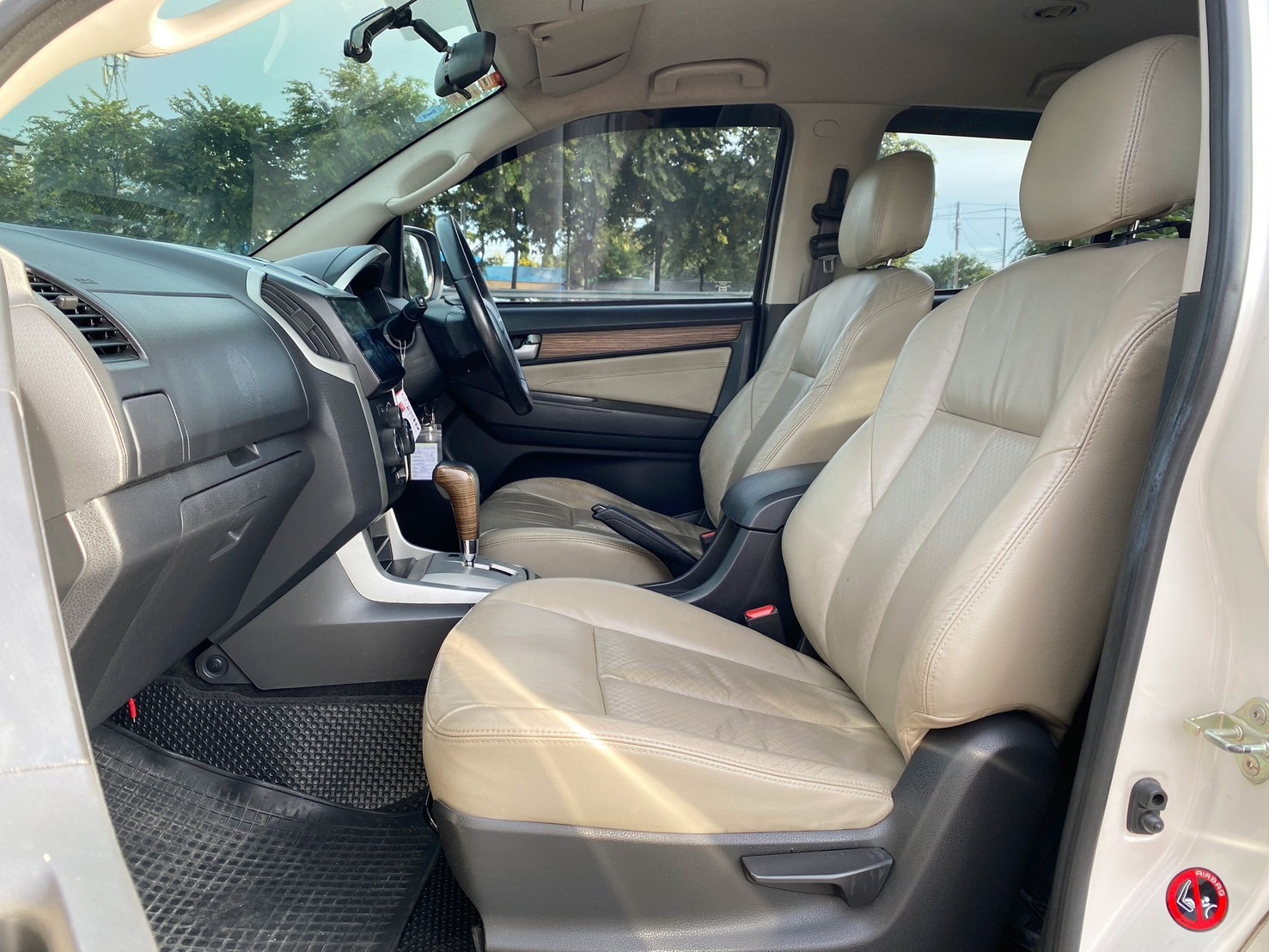 2014 ISUZU MU-X 2.5 VGS (DVD) 2WD