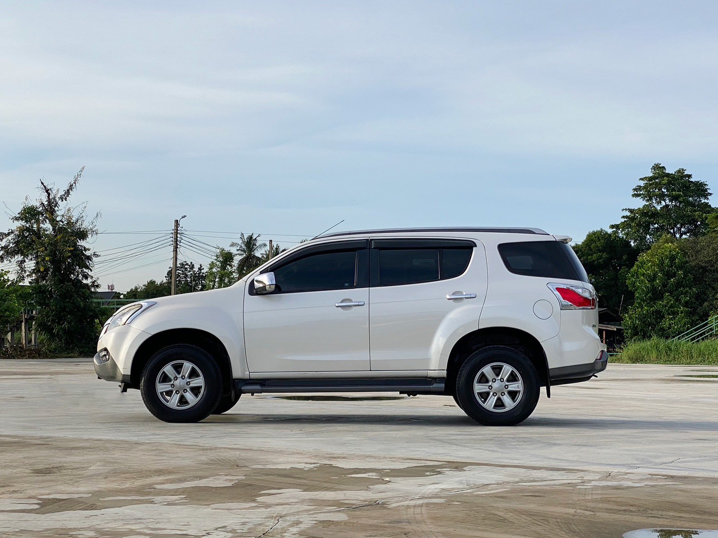 2014 ISUZU MU-X 2.5 VGS (DVD) 2WD